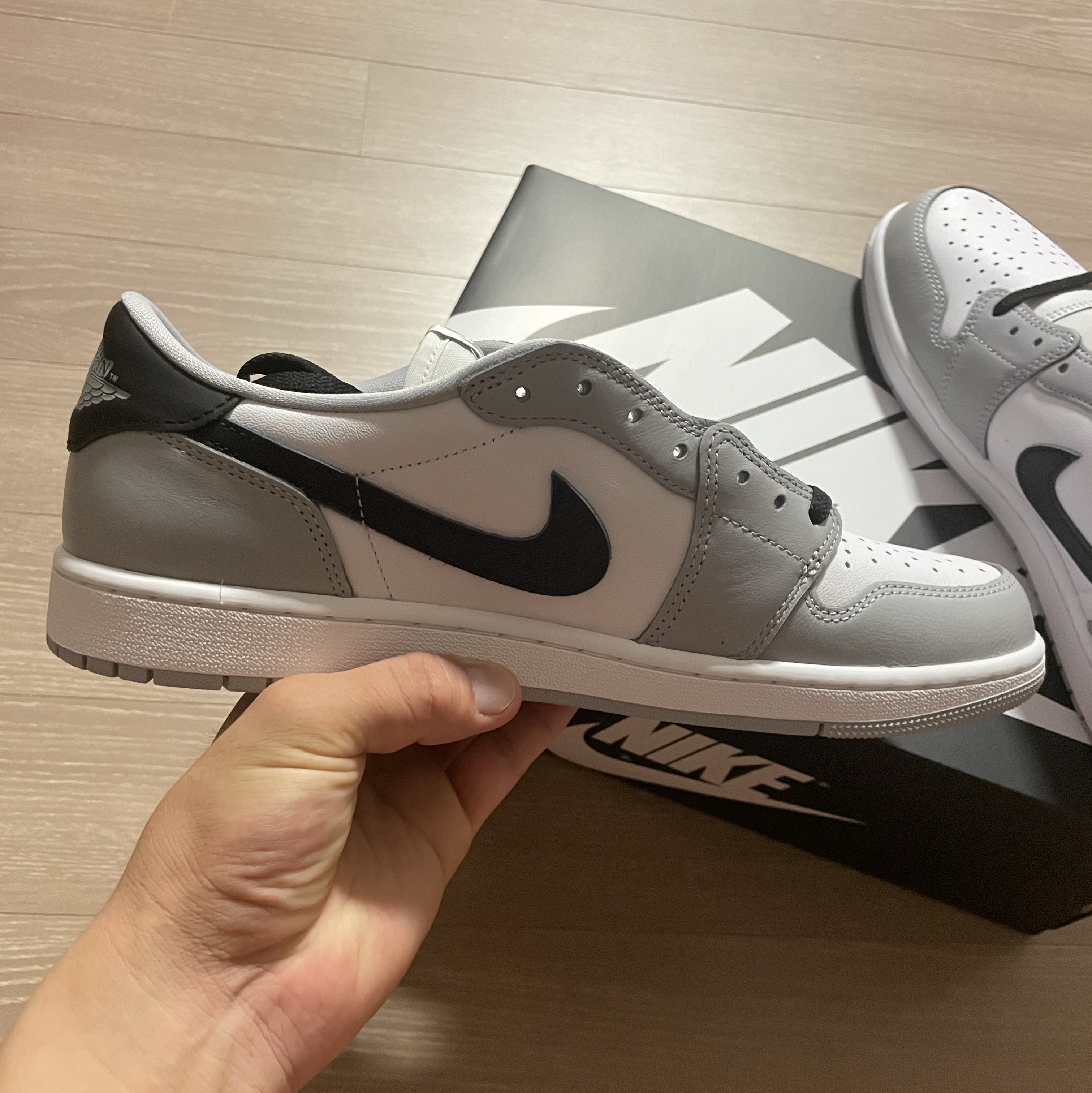 Jordan 1 Retro Low OG Wolf Grey and White 착용 스타일 - 4