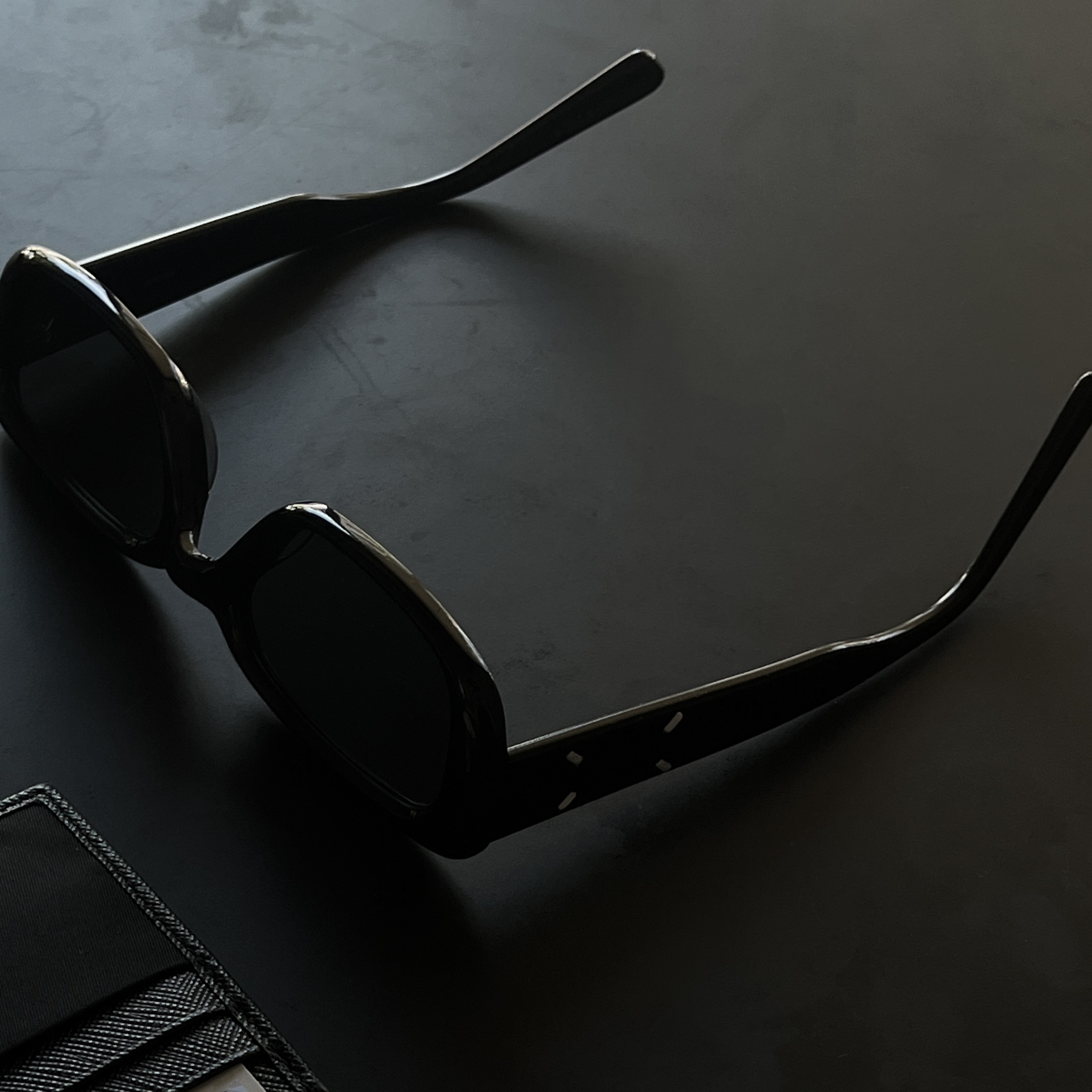 Gentle Monster x Maison Margiela MM106 Black Black 착용 스타일