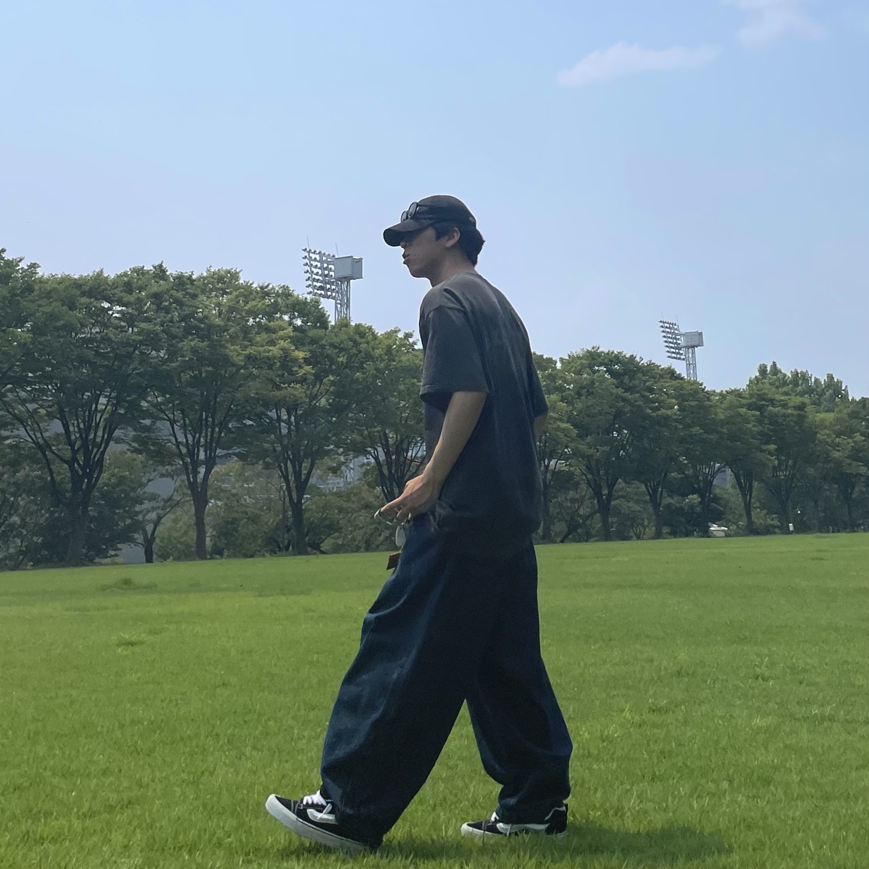 Deus Ex Machina Vintage Washed Seoul T-Shirt Charcoal Black, Vans Knu-Skool Black True White 착용 스타일 - 2