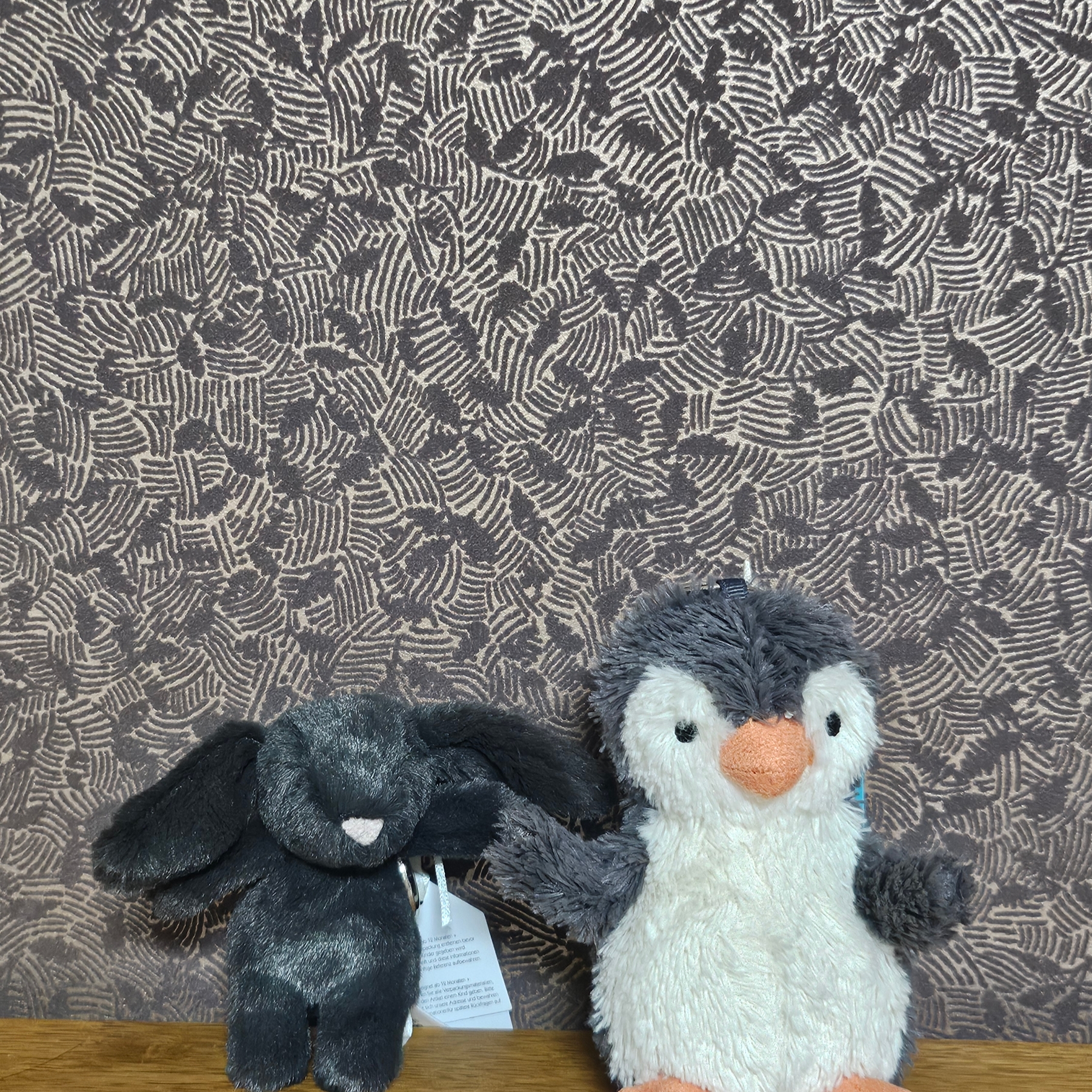 Jellycat Peanut Penguin Bag Charm Black 착용 스타일