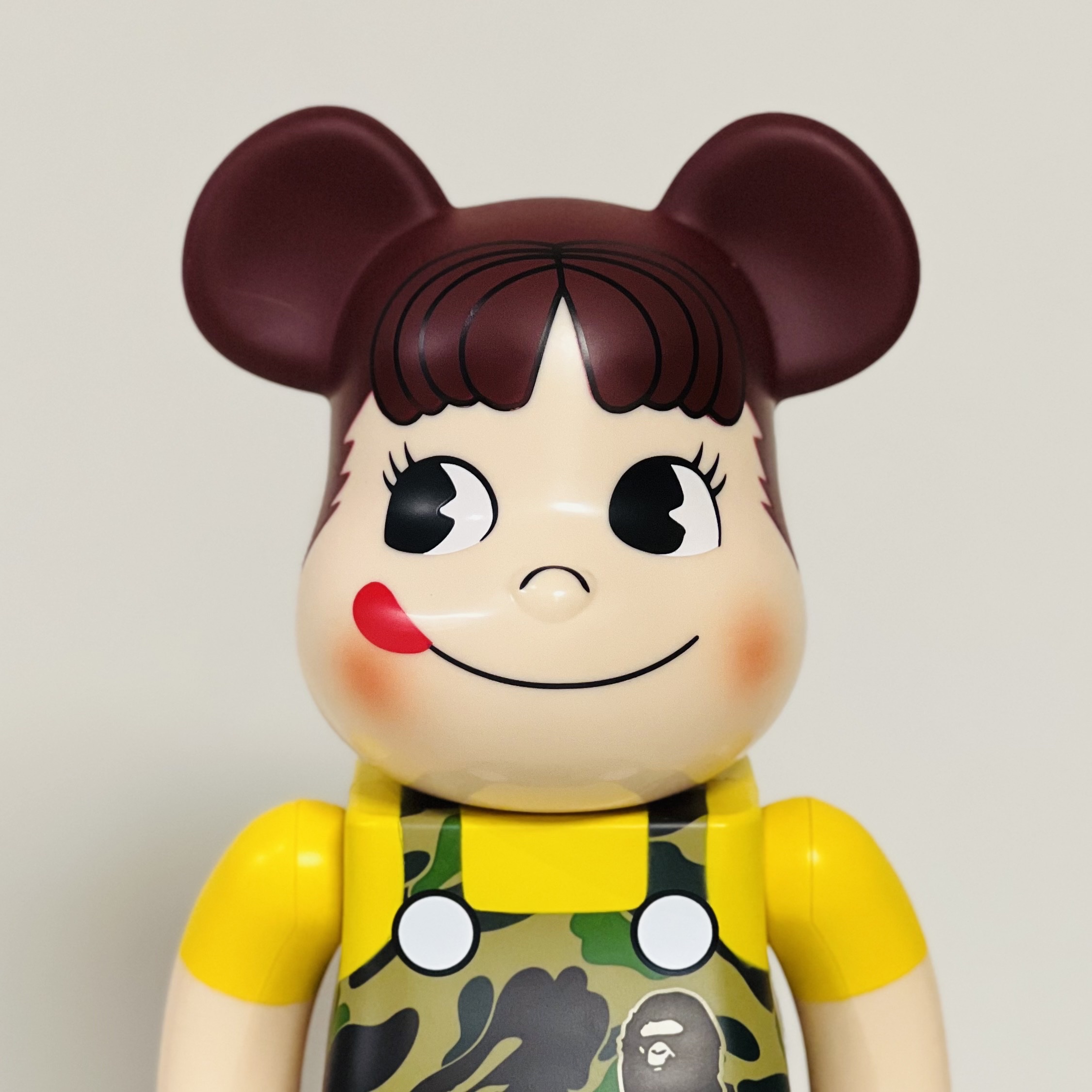 Bearbrick x BAPE Fujiya Milky Peko-chan Camo Green 100% & 400% Set 착용 스타일 - 1