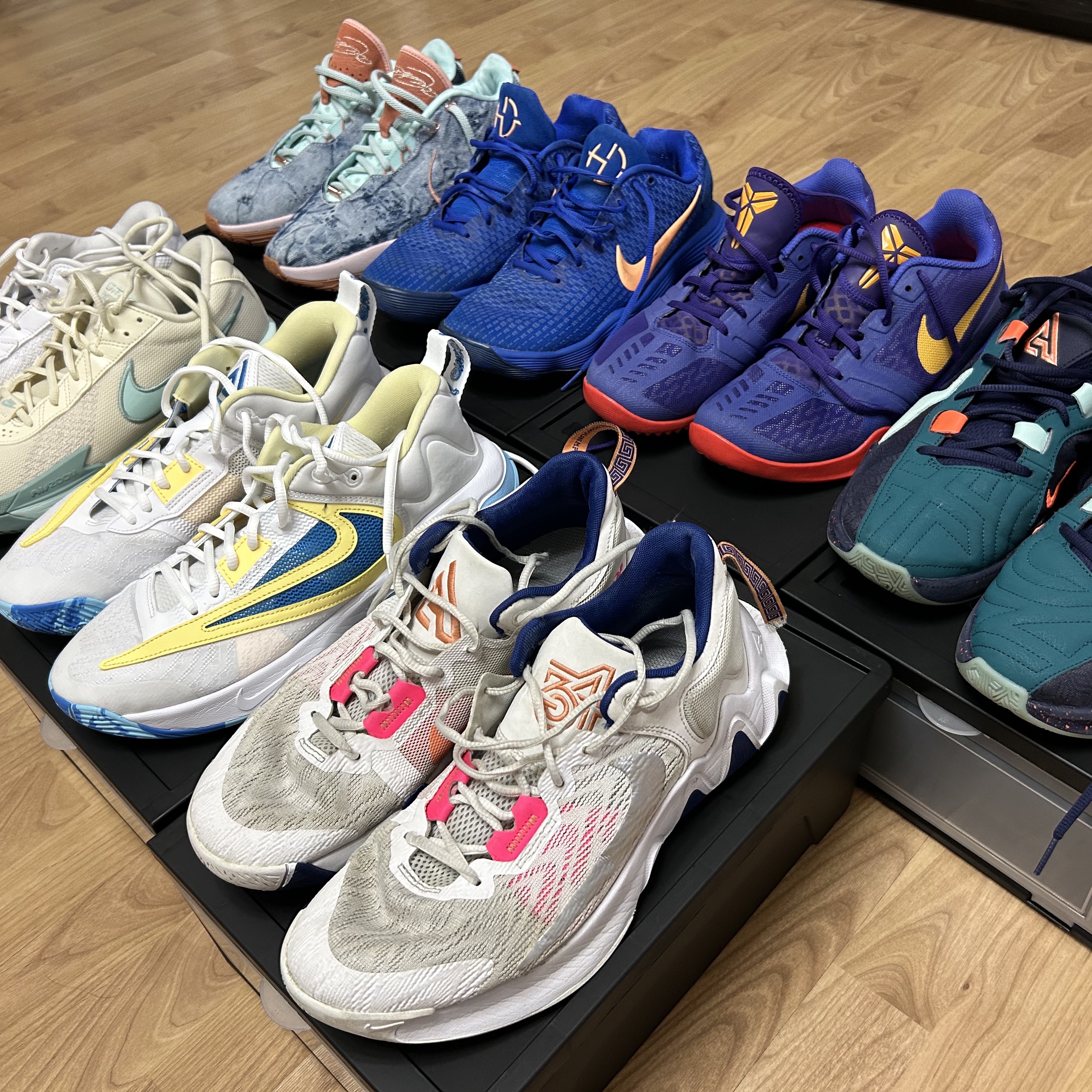 Nike Giannis Immortality 3 EP White Light Photo Blue, Nike Giannis Immortality 2 White Deep Royal 착용 스타일 - 1