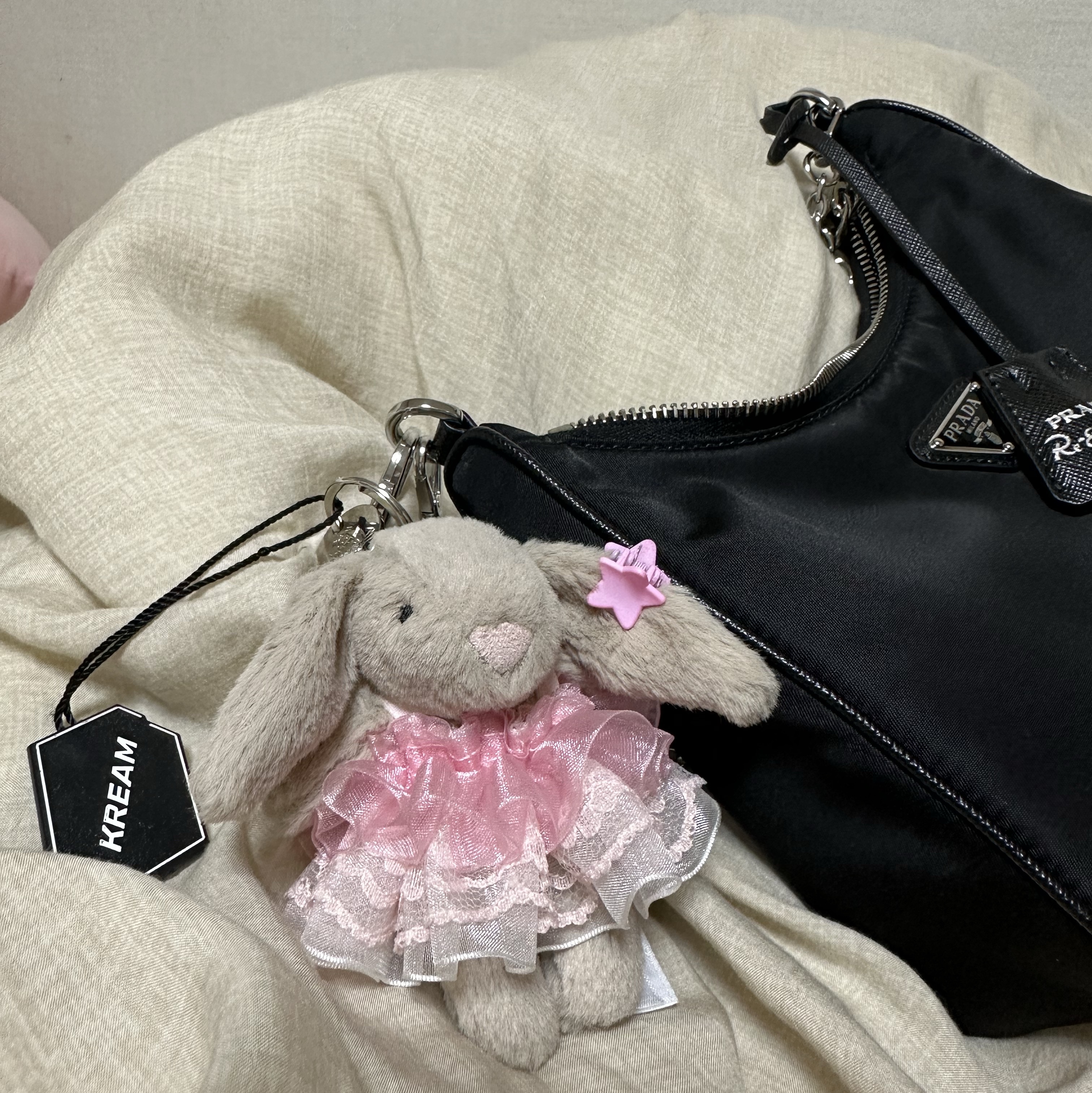 Prada Re-Edition 2005 Re-Nylon Shoulder Bag Black, Jellycat Bashful Bunny Bag Charm Beige 착용 스타일