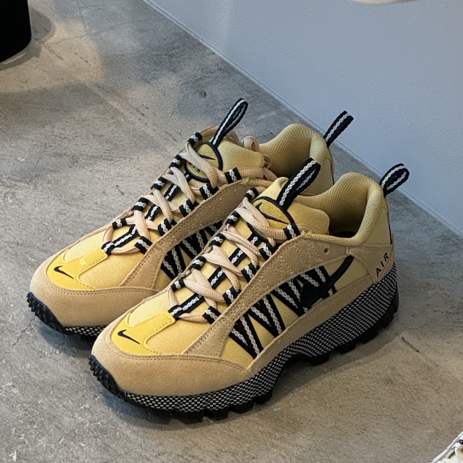 (W) Nike Air Humara Sesame Saturn Gold 착용 스타일