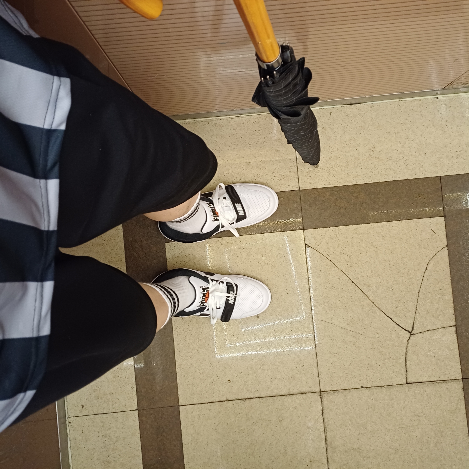 Nike x Billie Eilish Air Alpha Force 88 Black and White 착용 스타일 - 1