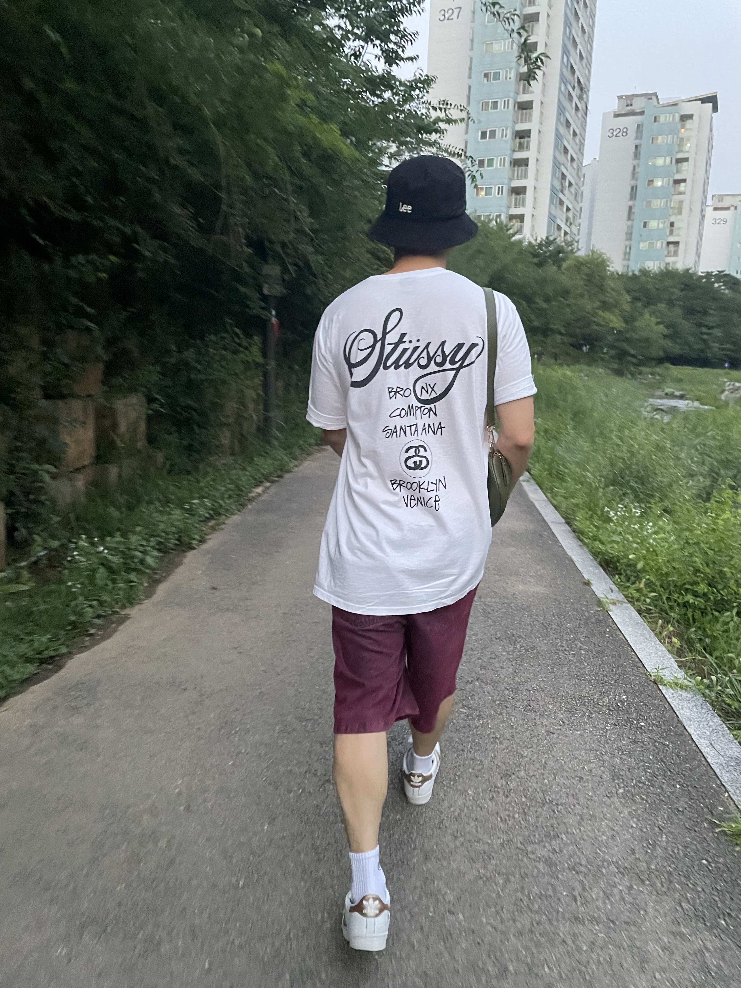 Stussy World Tour T-Shirt White 2024,2025 착용 스타일