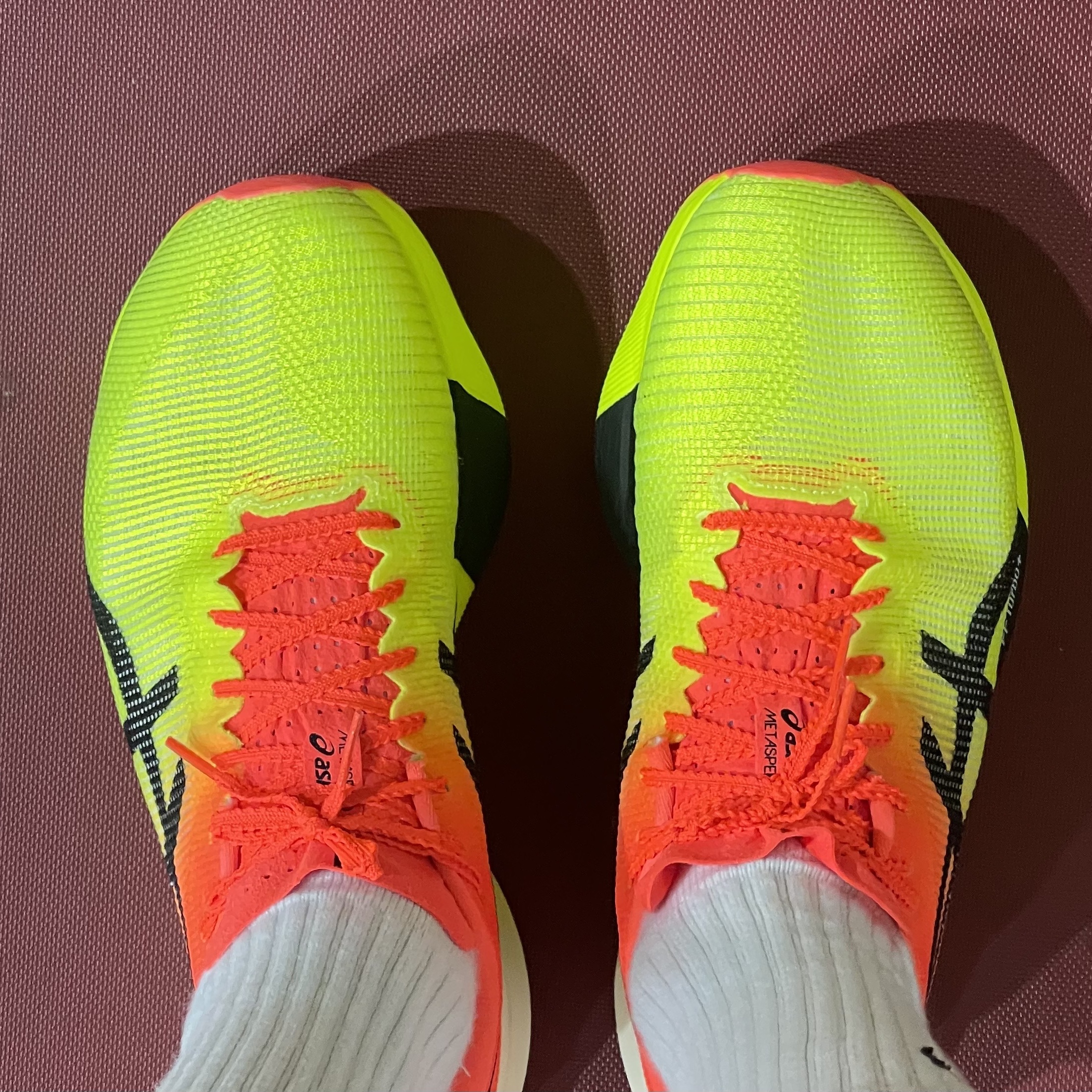 Asics Metaspeed Sky Paris Safety Yellow Black, Hoka Tecton X 2 Black Flame 착용 스타일 - 4
