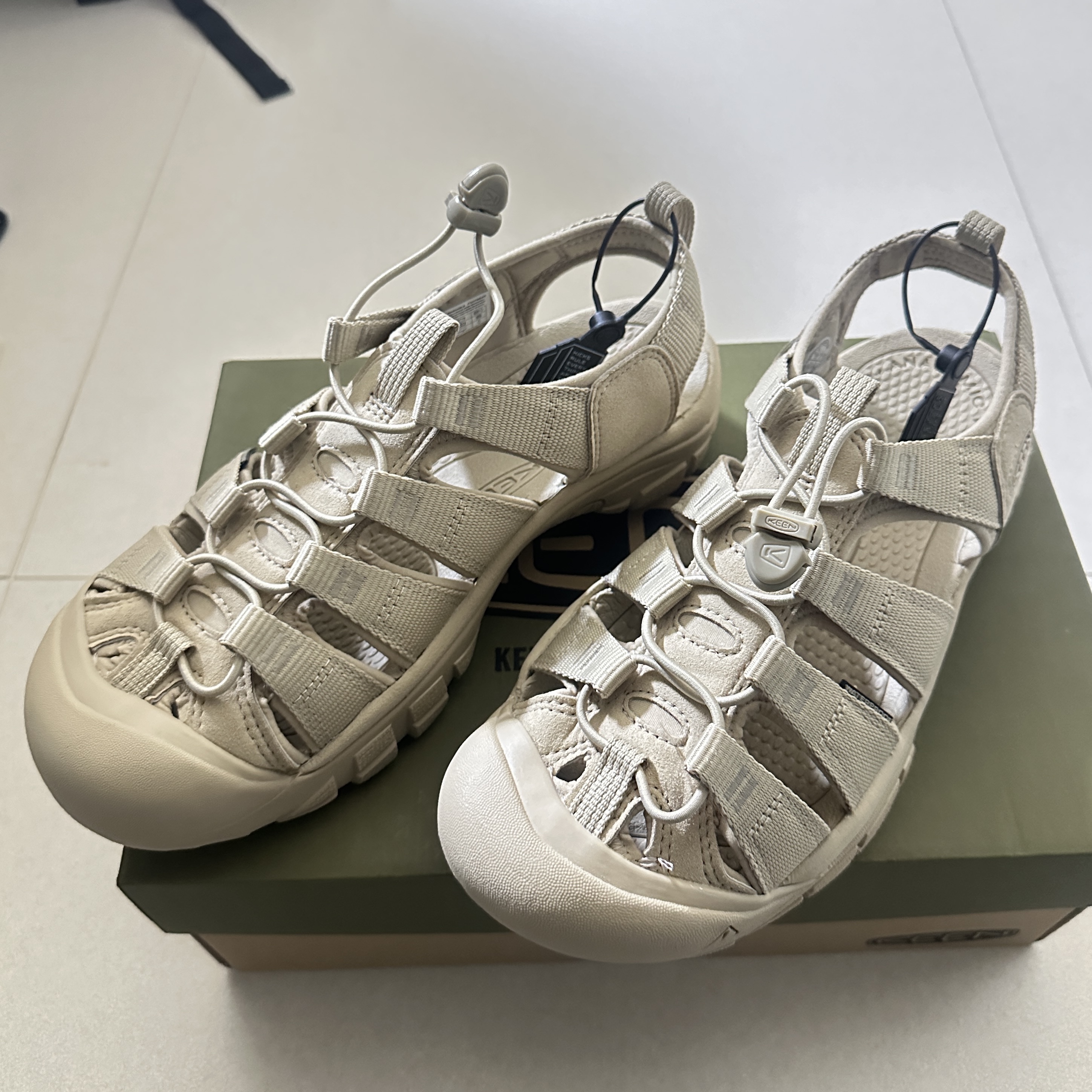Keen Newport H2 Monochrome Safari 착용 스타일