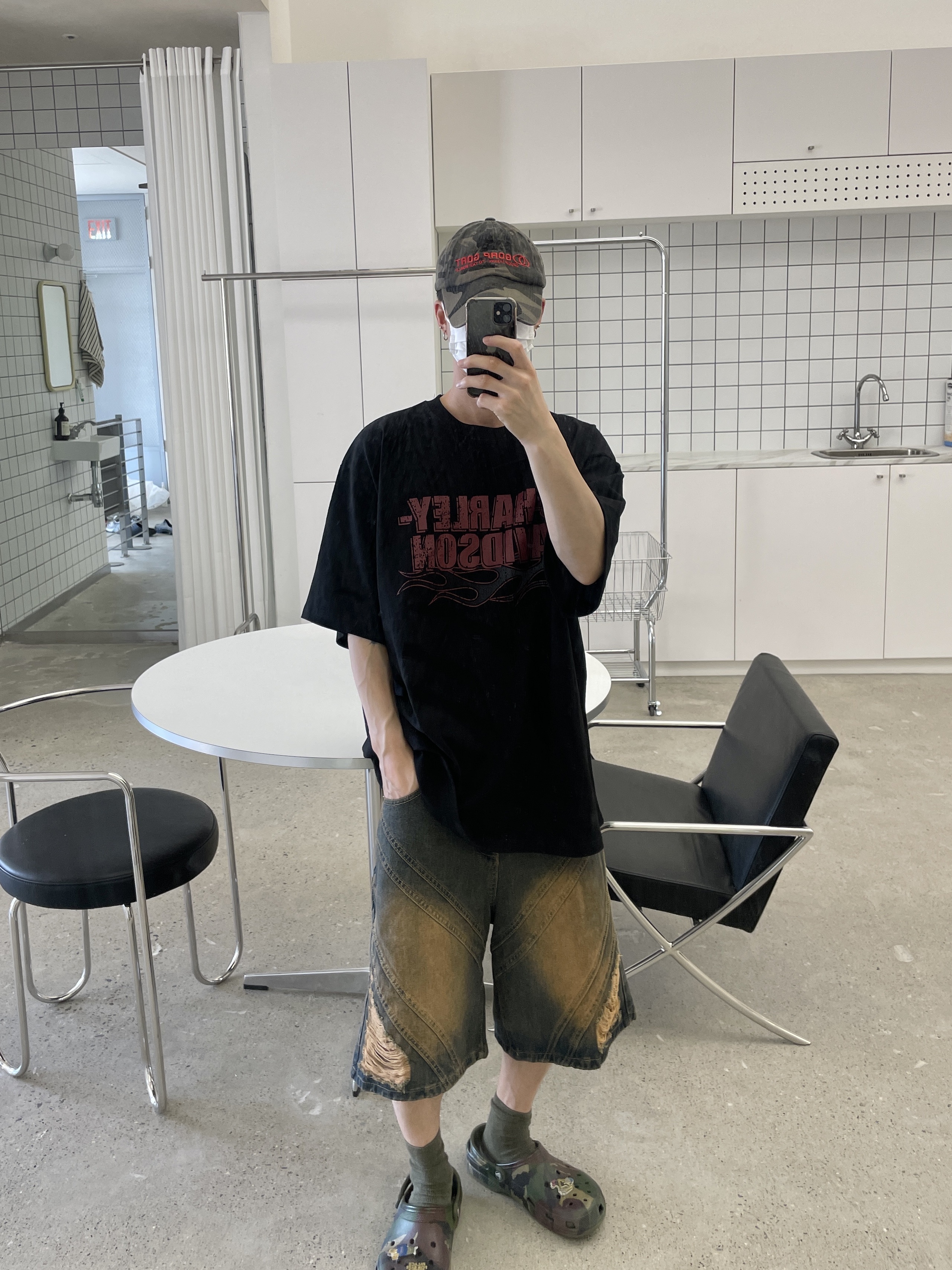 Crocs x Palace Classic Clog Woodland Camo 착용 스타일