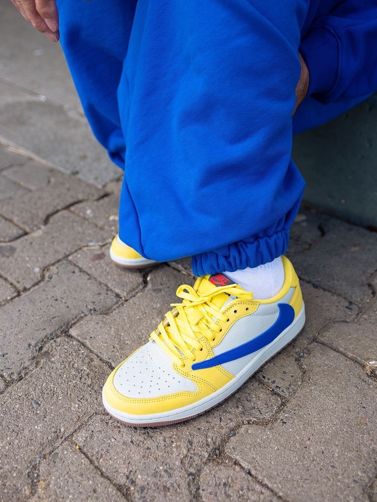 (W) Jordan 1 x Travis Scott Retro Low OG SP Canary 착용 스타일 - 4
