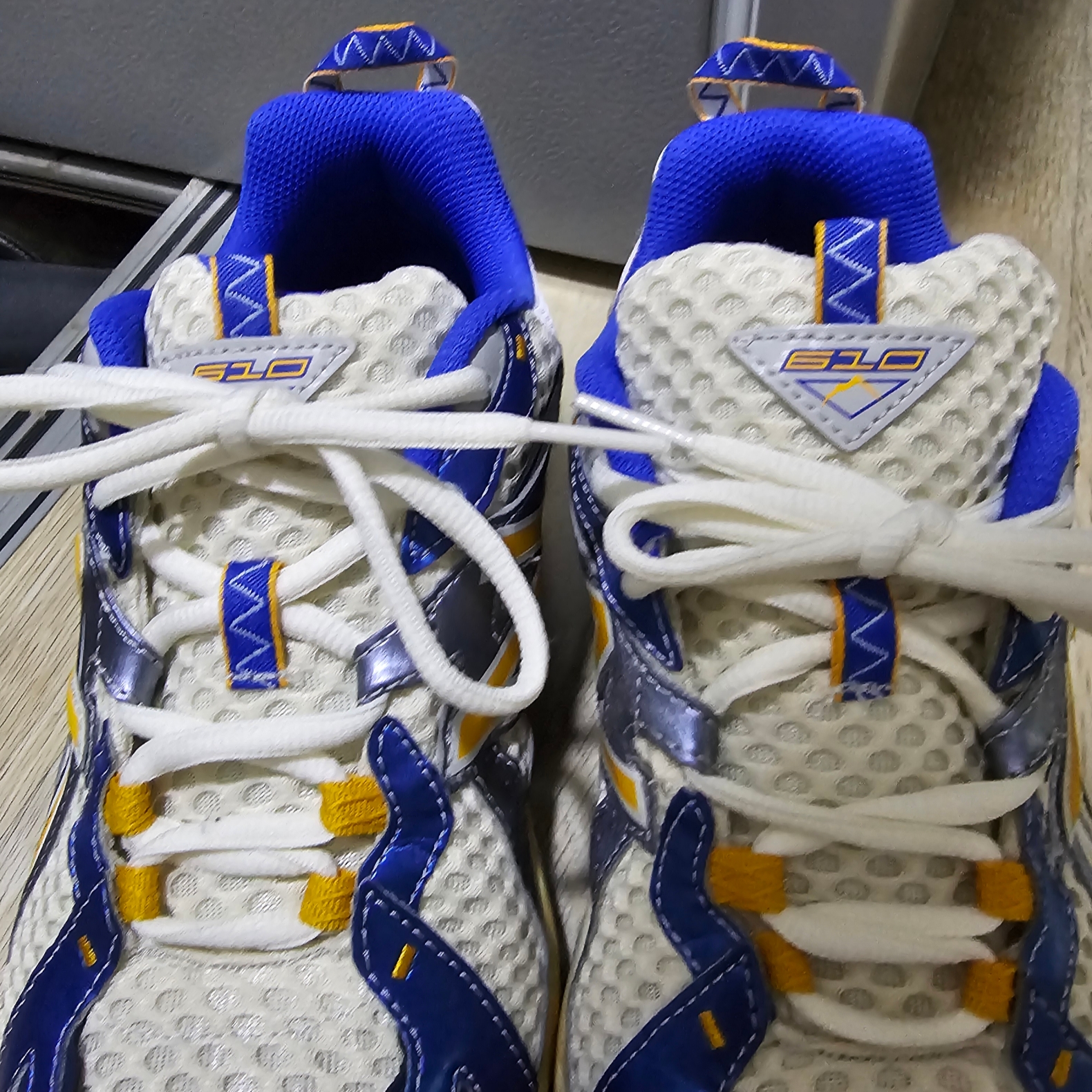 New Balance x Yeseyesee ML610 Atlantic Blue Varsity Gold 착용 스타일