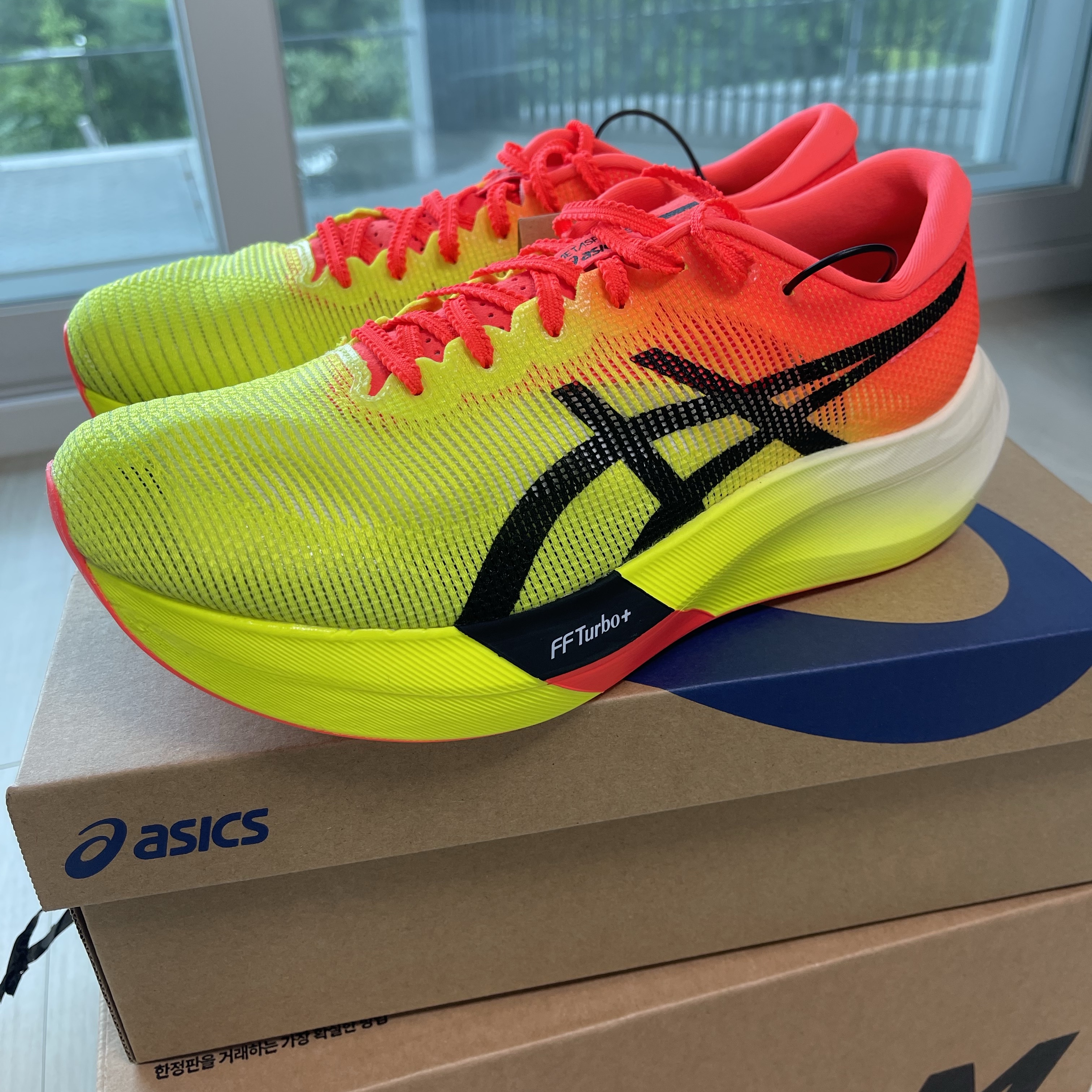 Asics Metaspeed Sky Paris Safety Yellow Black, Hoka Tecton X 2 Black Flame 착용 스타일 - 1