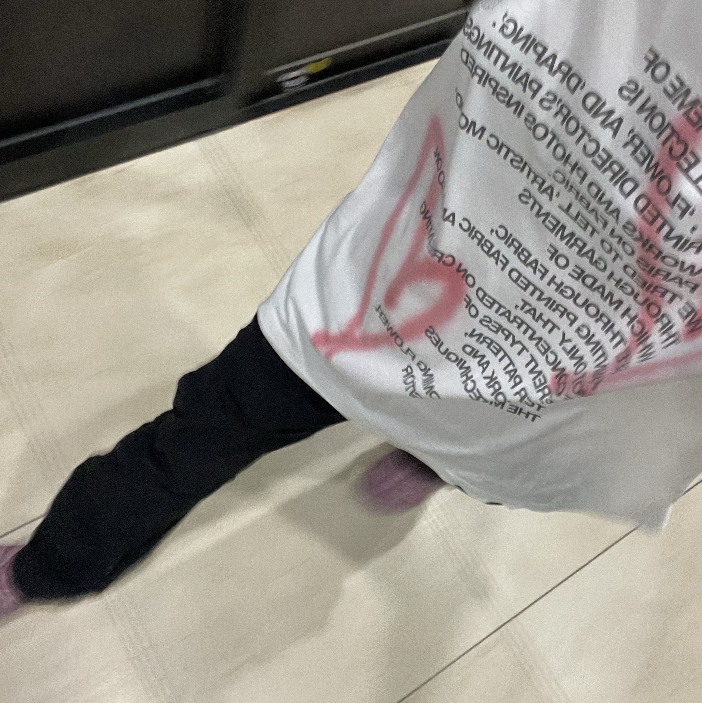 (W) Hoka Hopara Foxglove Pale Mauve, The Museum Visitor Heart Sprayed T-Shirt White 착용 스타일 - 1