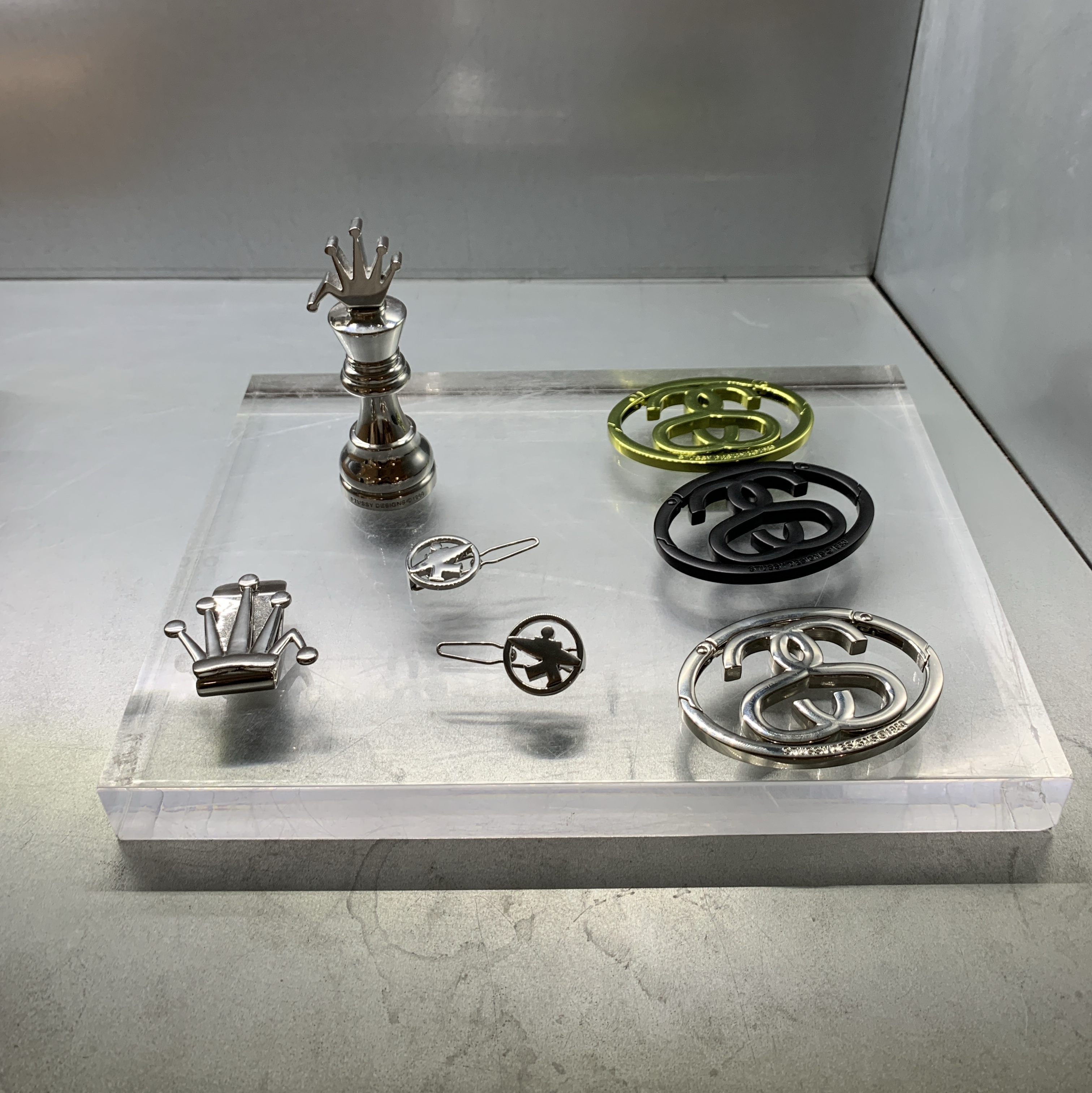 Stussy Surfman Hairclip Silver, Stussy Chess Piece Bottle Opener Silver 착용 스타일