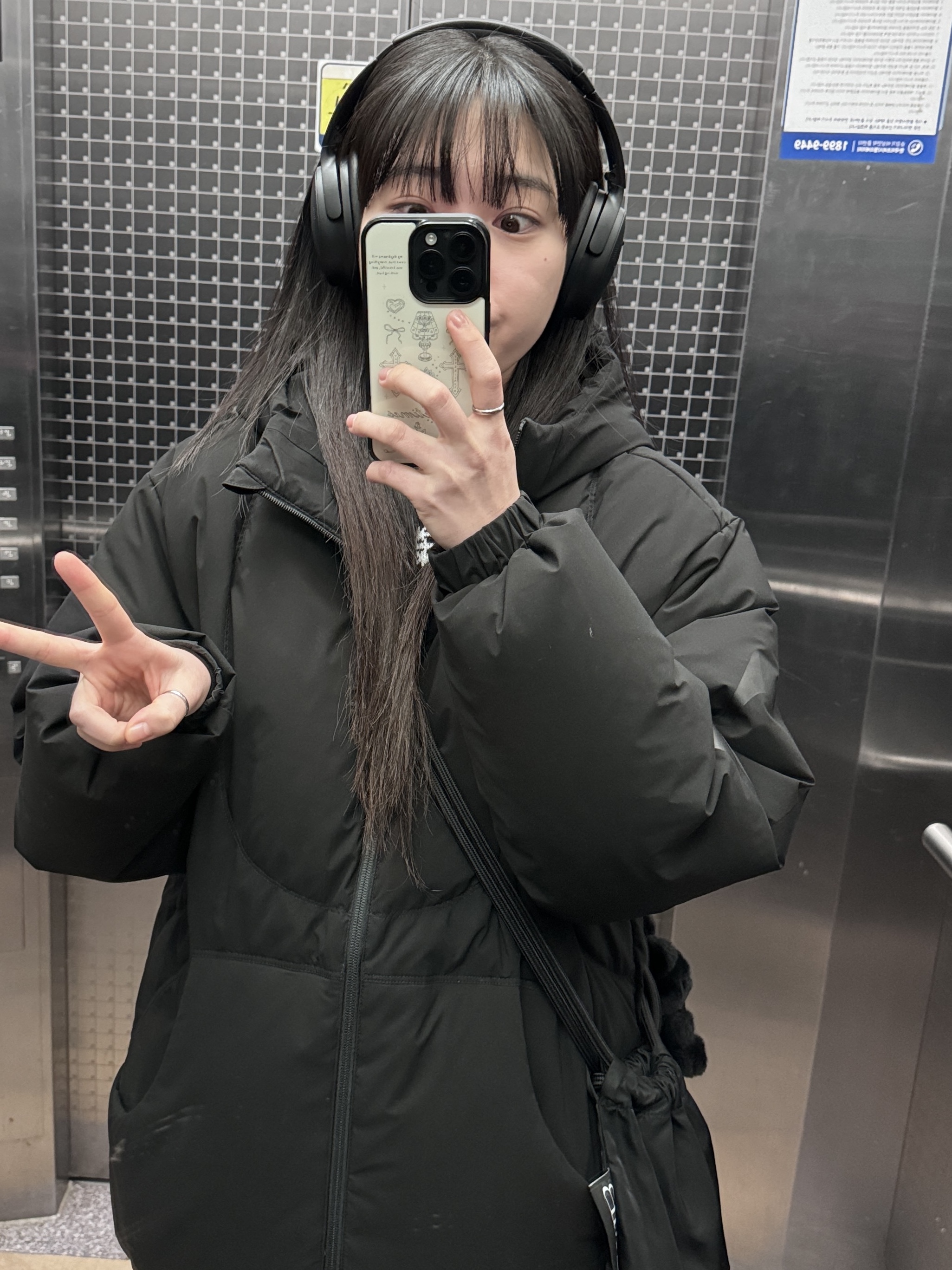 BOSE QC45 Triple Black (Korean Ver.), (W) Mischief Rhombus Hooded Down Jacket Black 착용 스타일 - 3