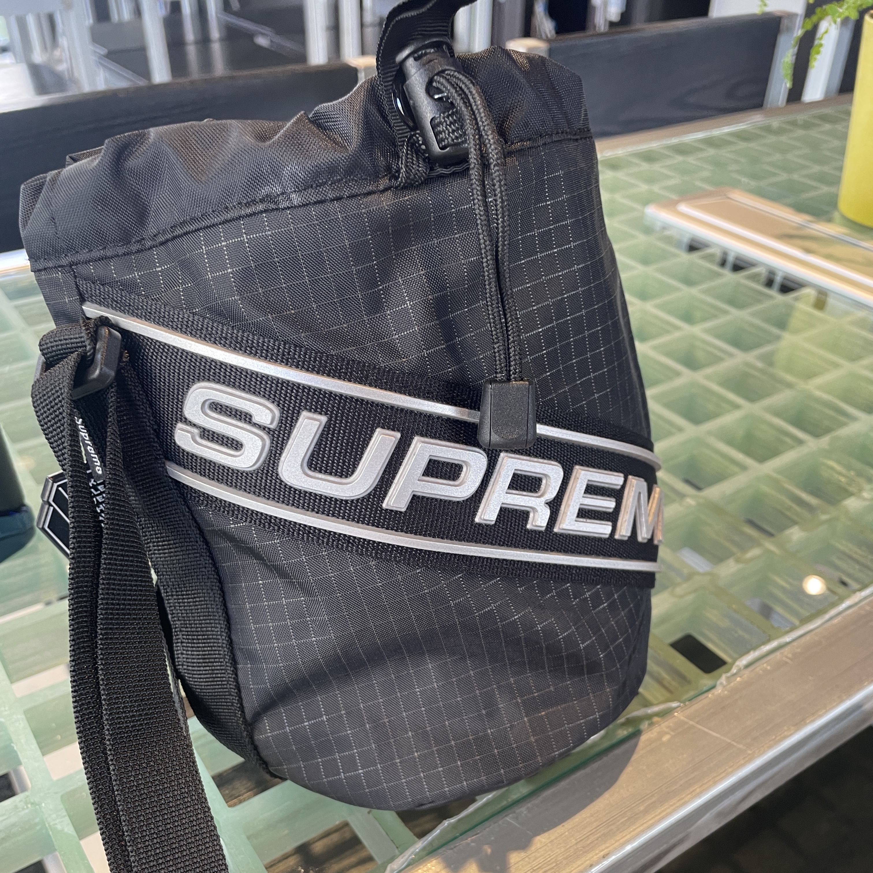 Supreme Small Cinch Pouch Black - 23FW 착용 스타일
