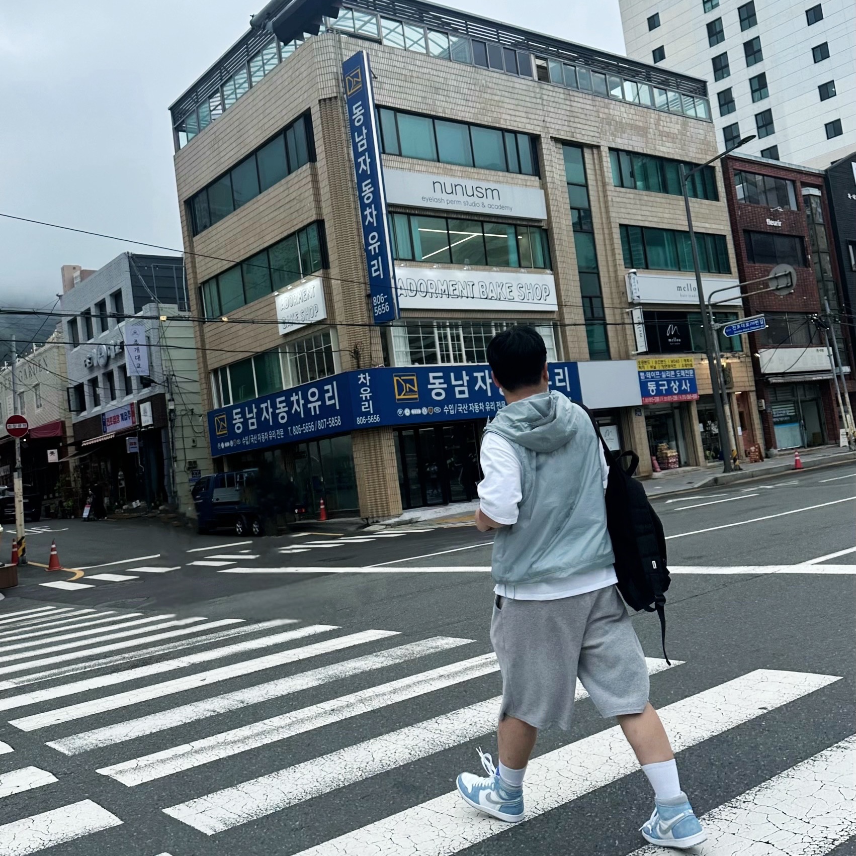 Jordan 1 Retro High OG Hyper Royal 착용 스타일 - 1