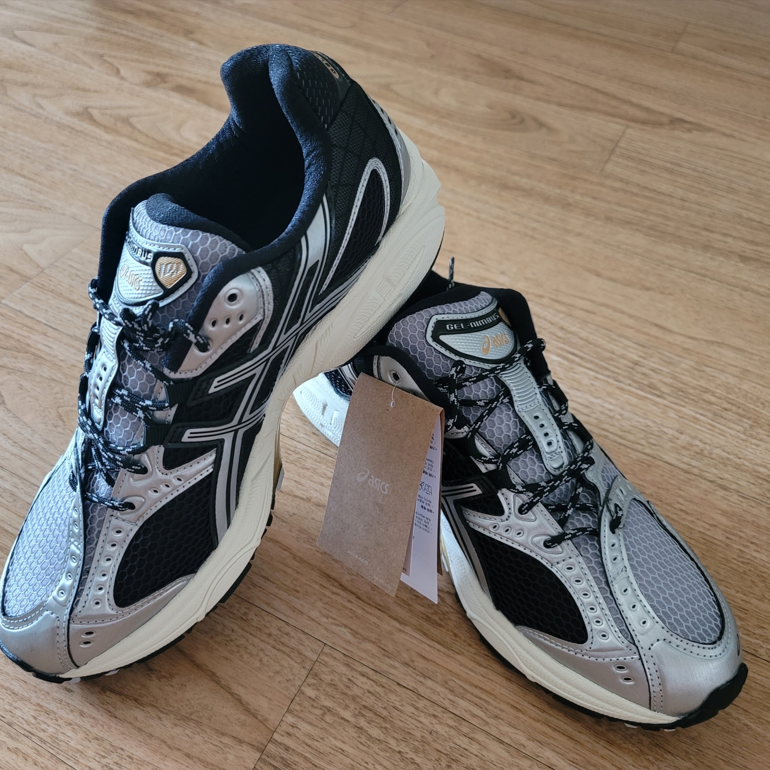 Asics Gel-Nimbus 10.1 Piedmont Grey Pure Silver 착용 스타일 - 1