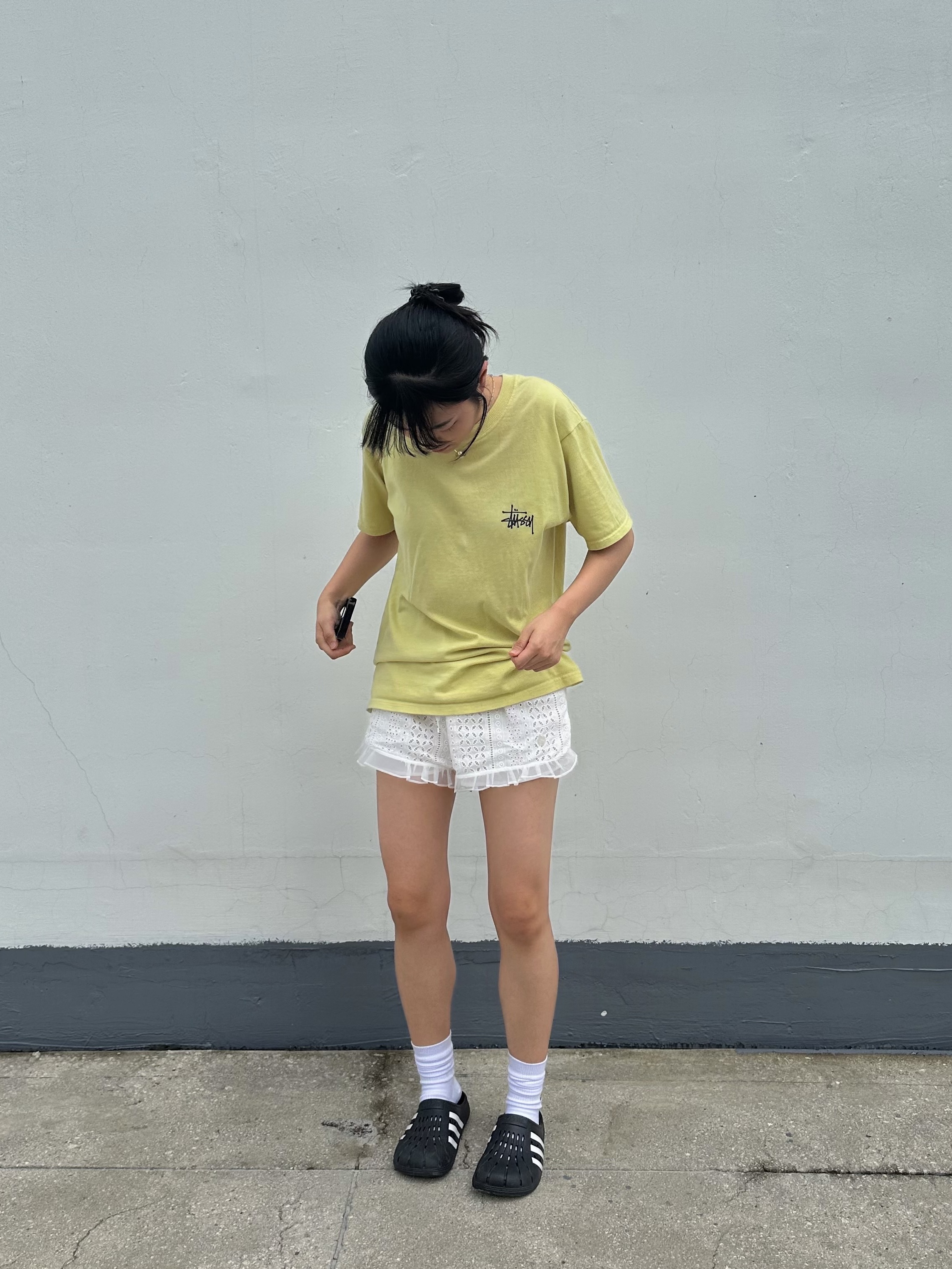 Stussy Basic Stussy T-Shirt Yellow 2022, Adidas Adilette Clog Black White 착용 스타일 - 2