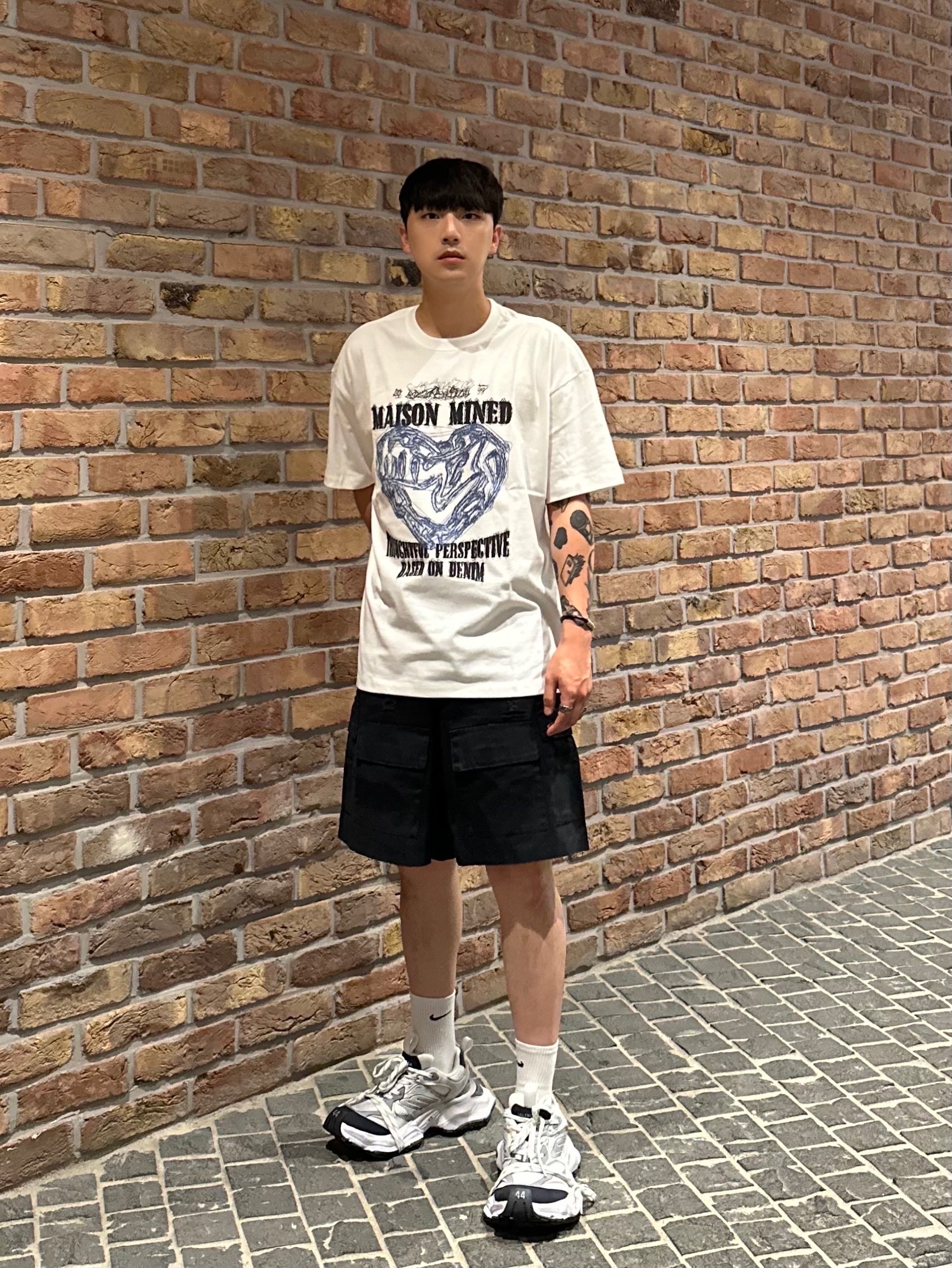 Balenciaga Cargo Sneakers White Grey 착용 스타일 - 1