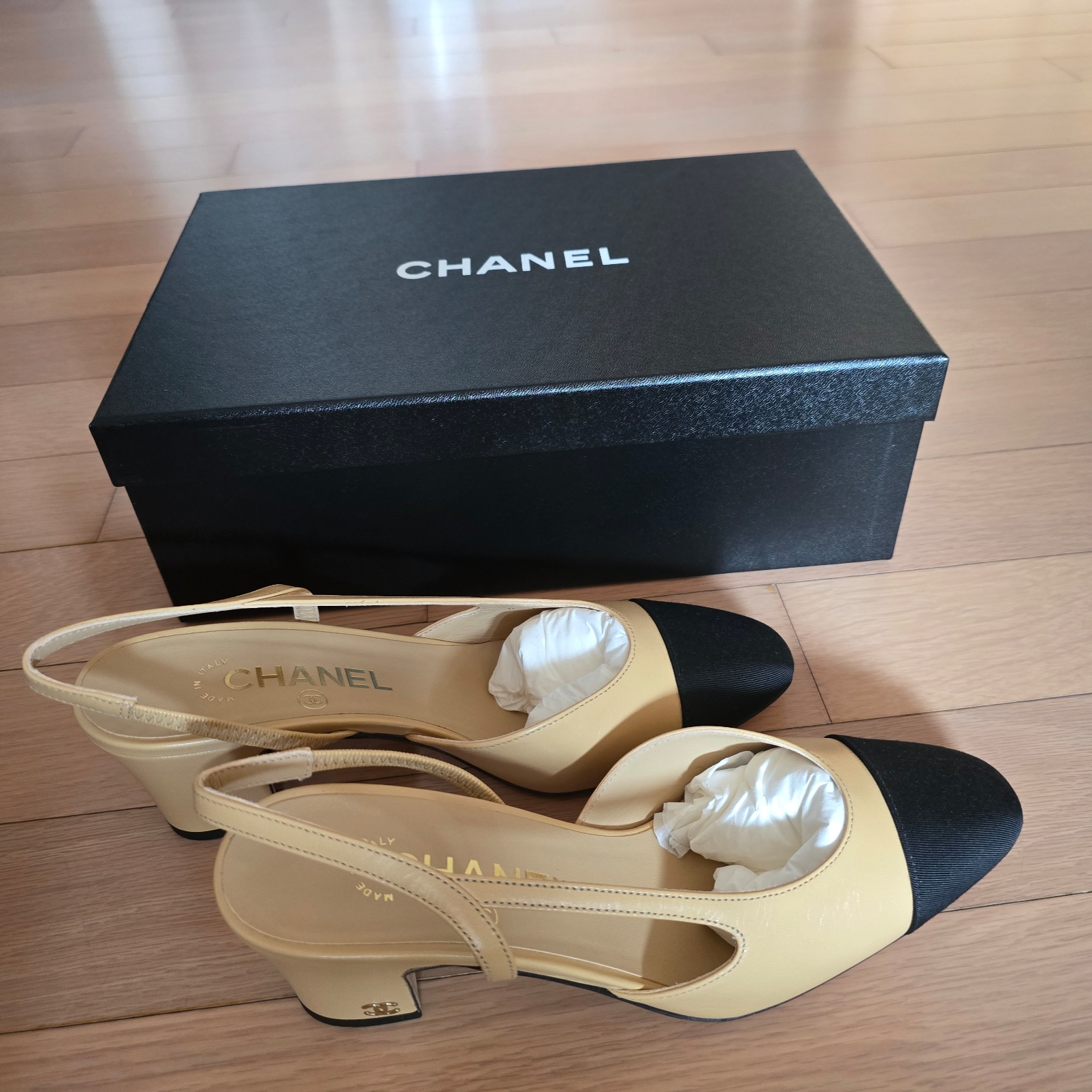 (W) Chanel Slingbacks Goatskin Grosgrain & Beige Black 착용 스타일 - 2