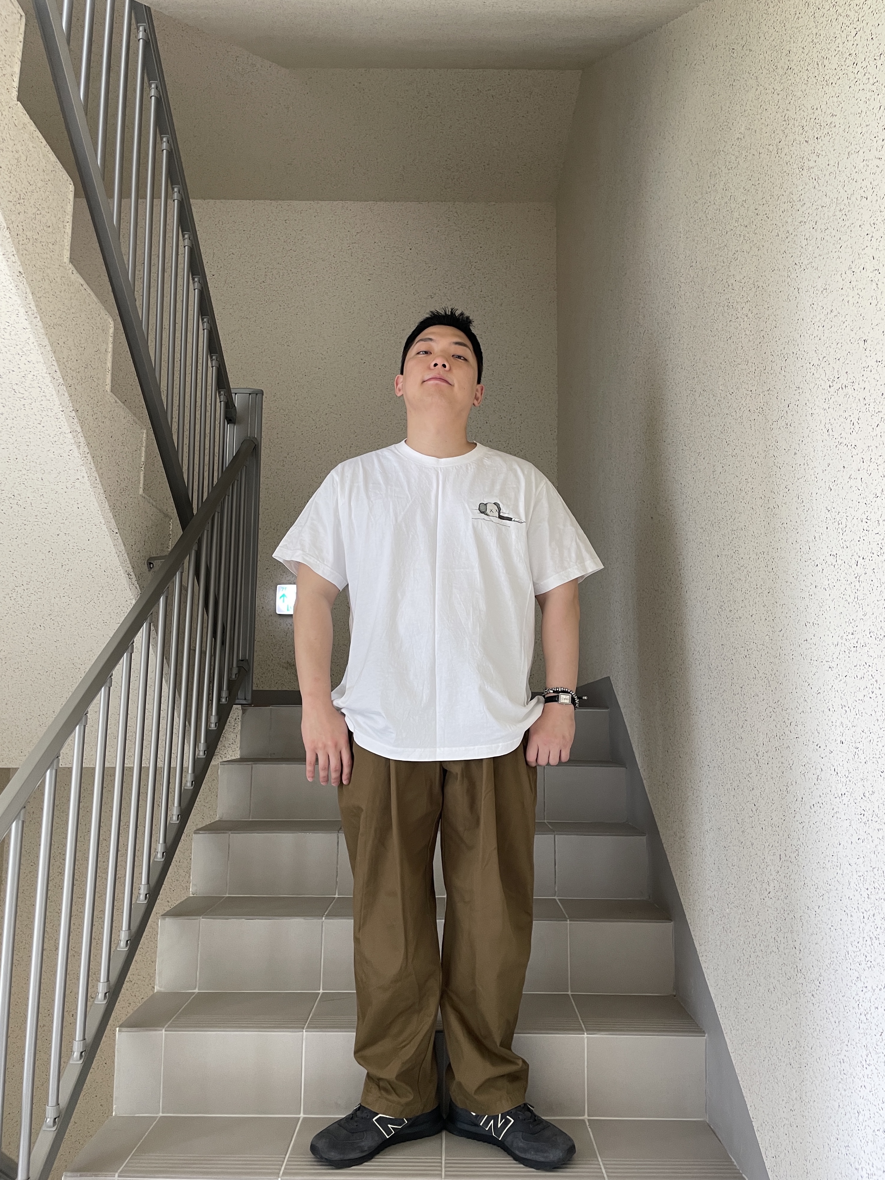 New Balance x Comme des Garcons Junya Watanabe Man 574 Suede Grey Off White, Uniqlo UT x Kaws Short Sleeve Graphic T-Shirt White 착용 스타일 - 3