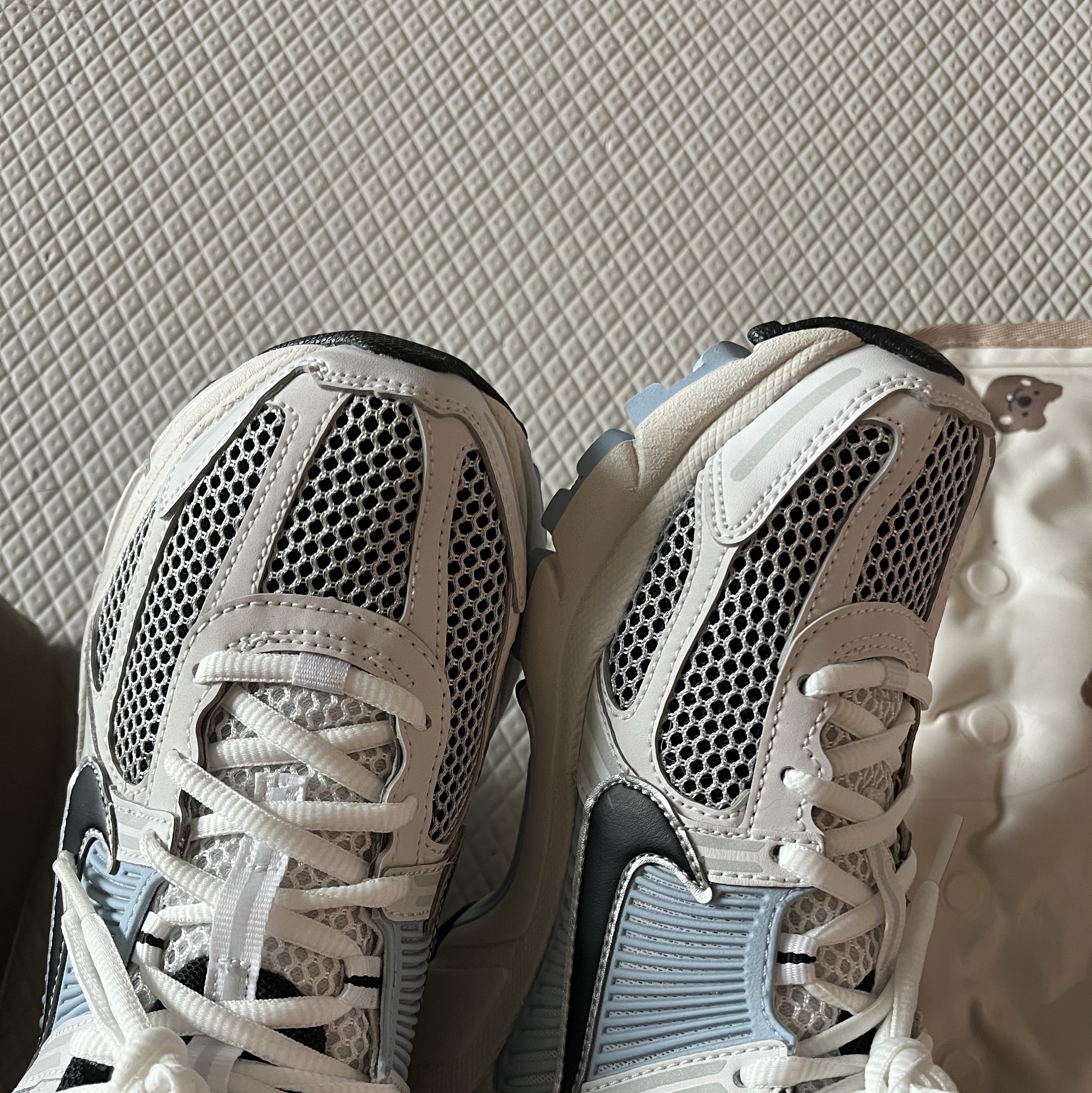 (W) Nike Zoom Vomero 5 Platinum Tint Black 착용 스타일