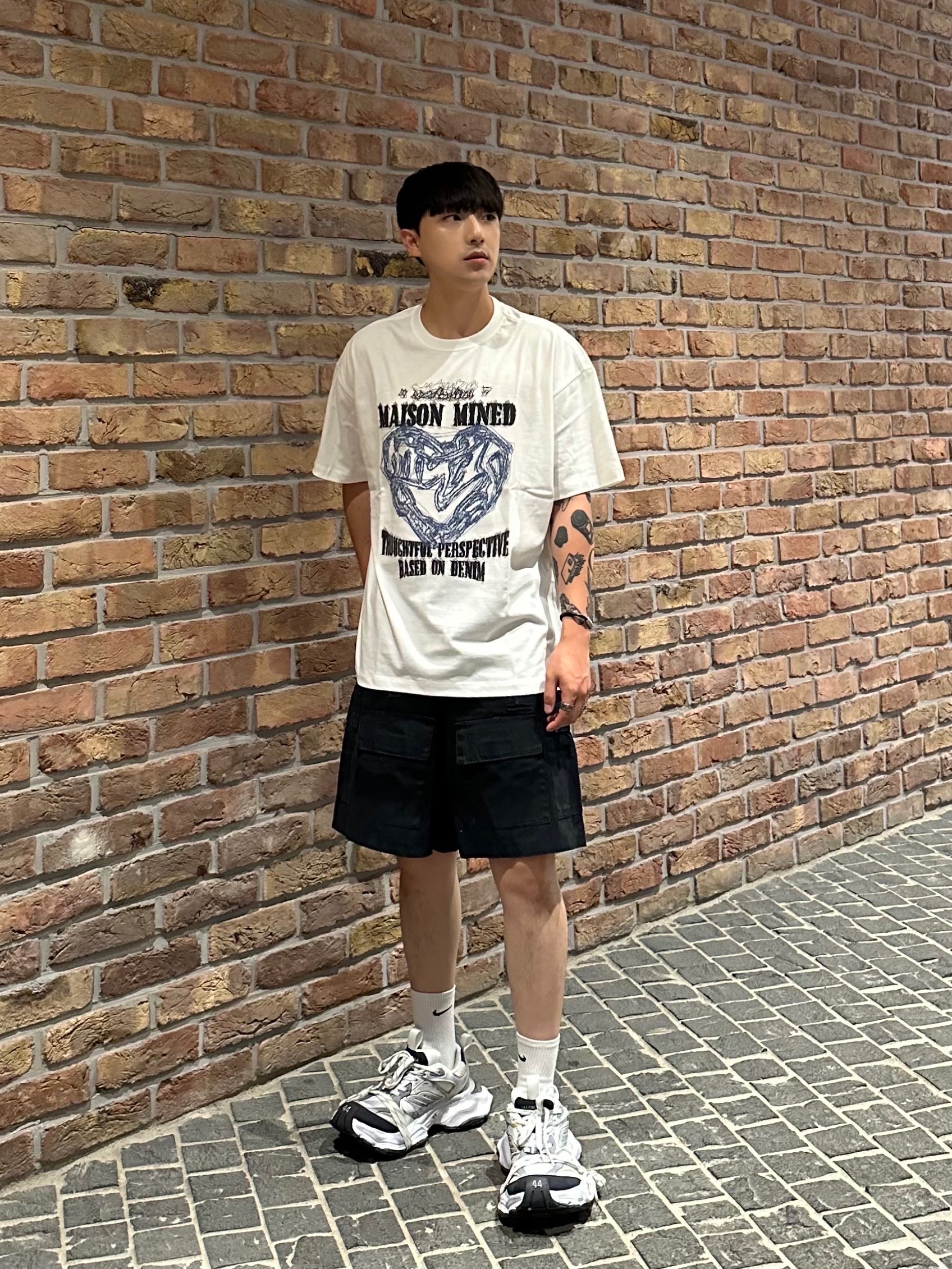Balenciaga Cargo Sneakers White Grey 착용 스타일 - 2