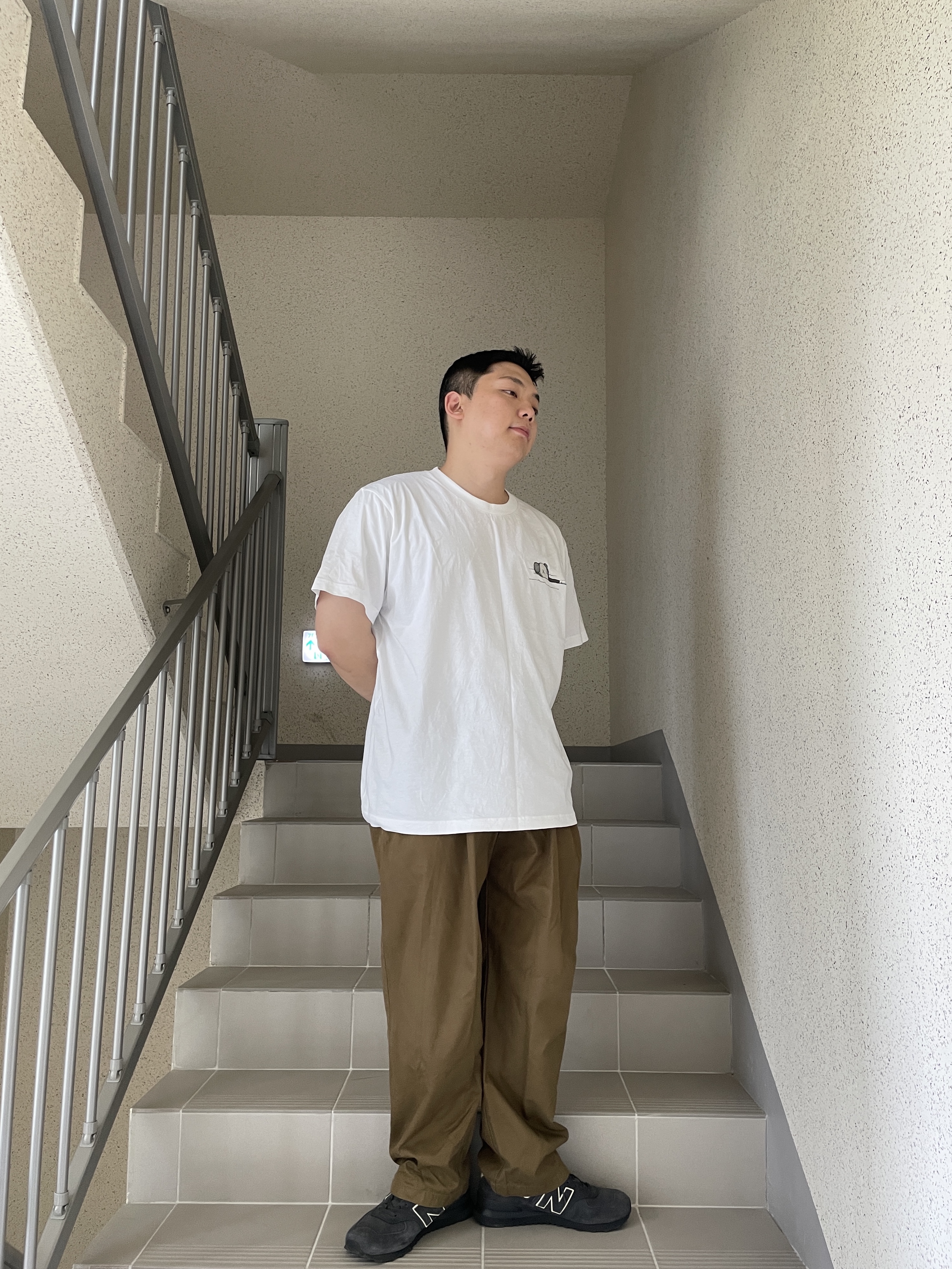 New Balance x Comme des Garcons Junya Watanabe Man 574 Suede Grey Off White, Uniqlo UT x Kaws Short Sleeve Graphic T-Shirt White 착용 스타일 - 2
