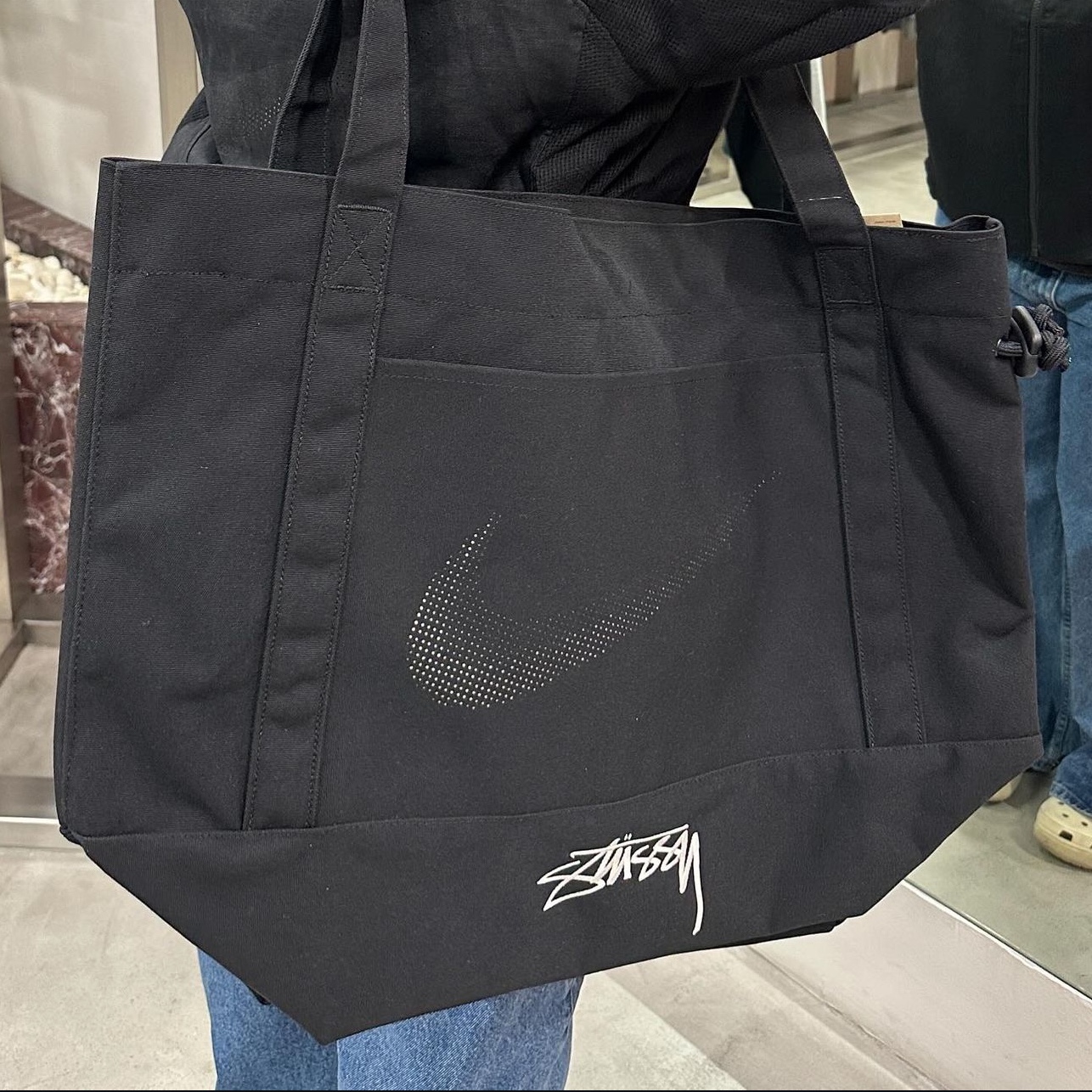 Nike x Stussy Tote Bag Black 착용 스타일 - 2