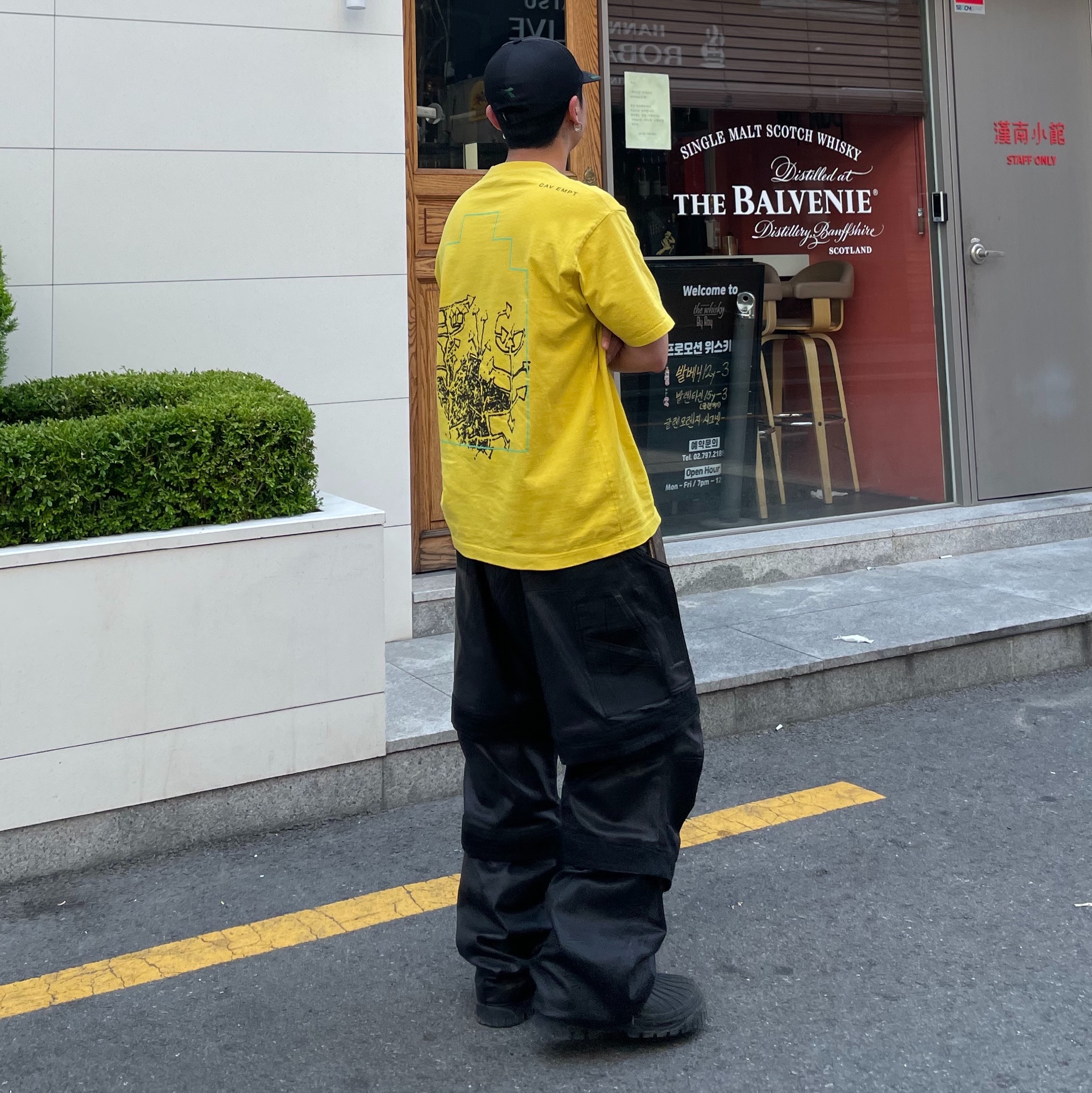 Cav Empt Overdye FK Sheet9 T-Shirt Yellow - 23SS, Farfromwhat Far Layered Work Pants Coated Black 착용 스타일 - 2