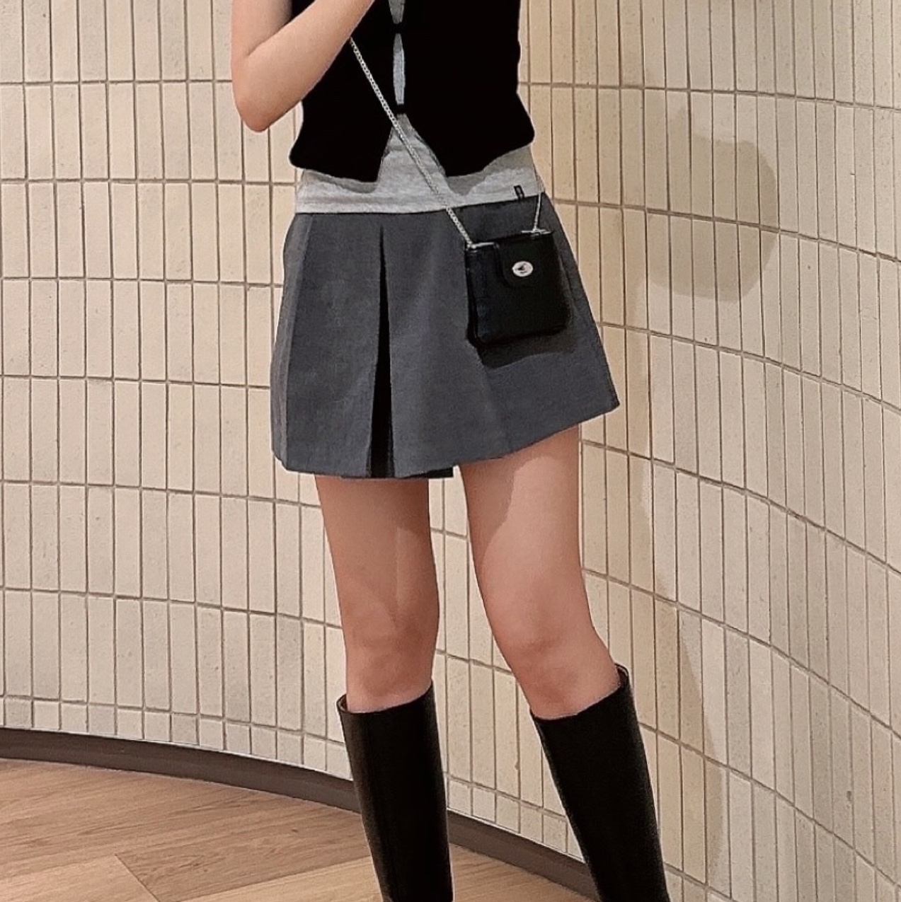 Anoetic Anc Flap Mini Bag Silver, Anoetic Anc Flap Mini Bag Black 착용 스타일