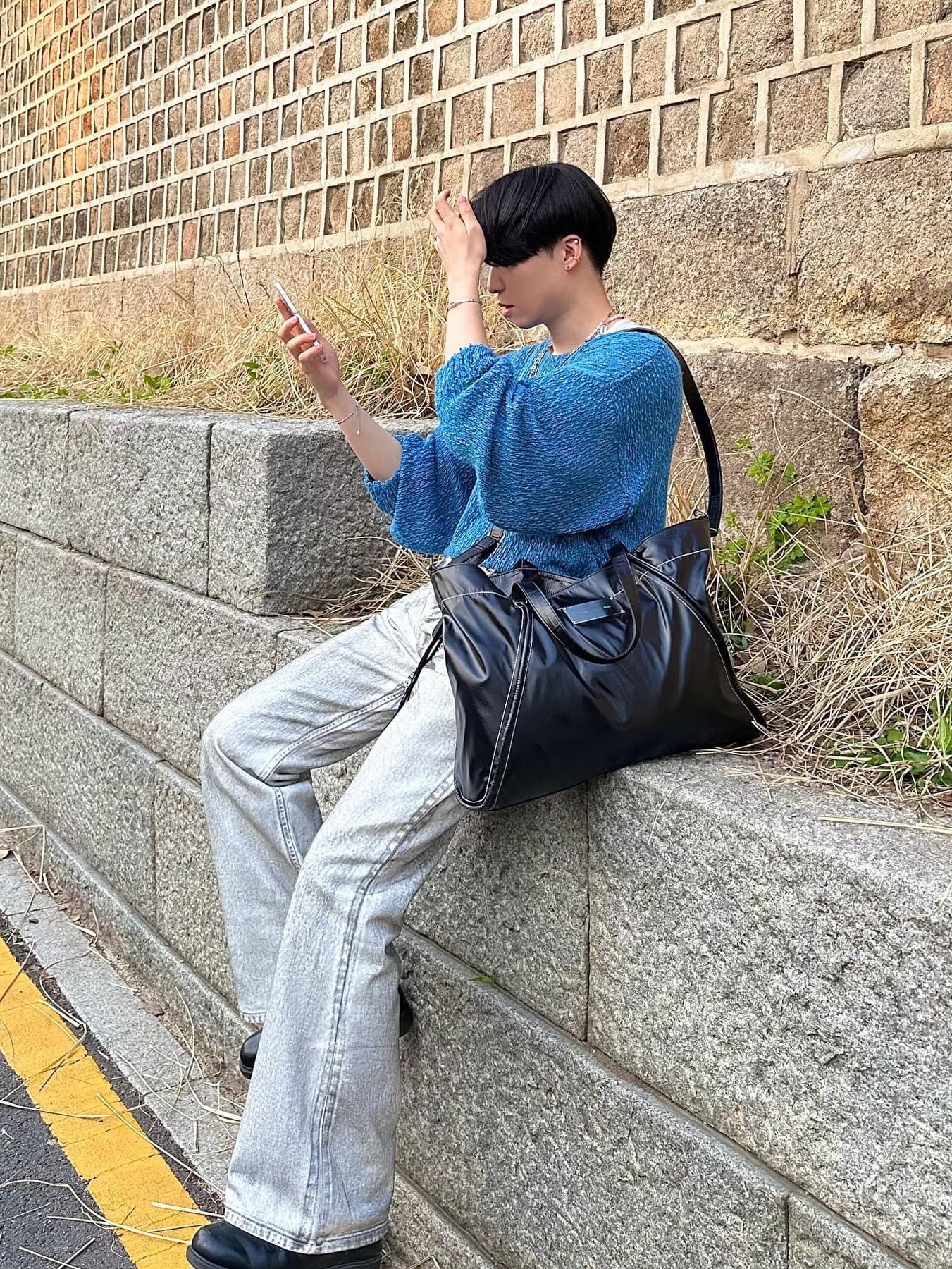 Matin Kim Big Coating Tote Bag Black, Dr. Martens 2976 Chelsea Black Smooth 착용 스타일 - 5
