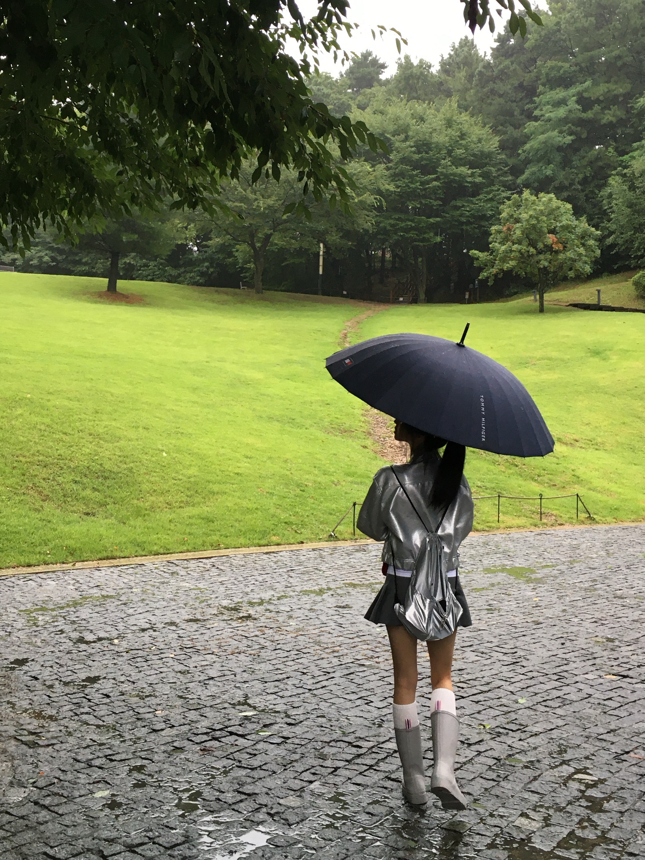 (W) Hunter Play Tall Wellington Rain Boots Zinc Grey 착용 스타일 - 2