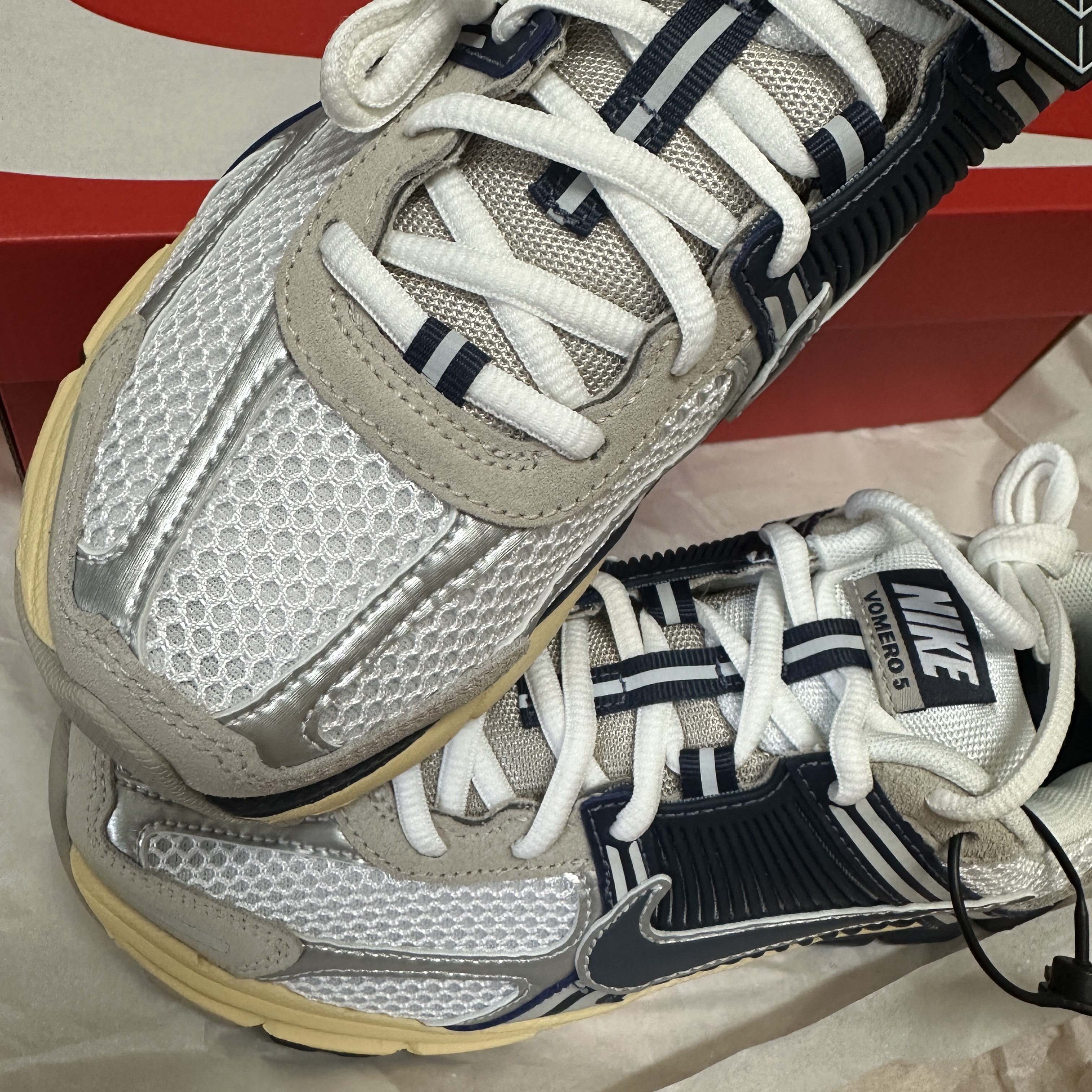 Nike Zoom Vomero 5 White Thunder Blue 착용 스타일 - 1