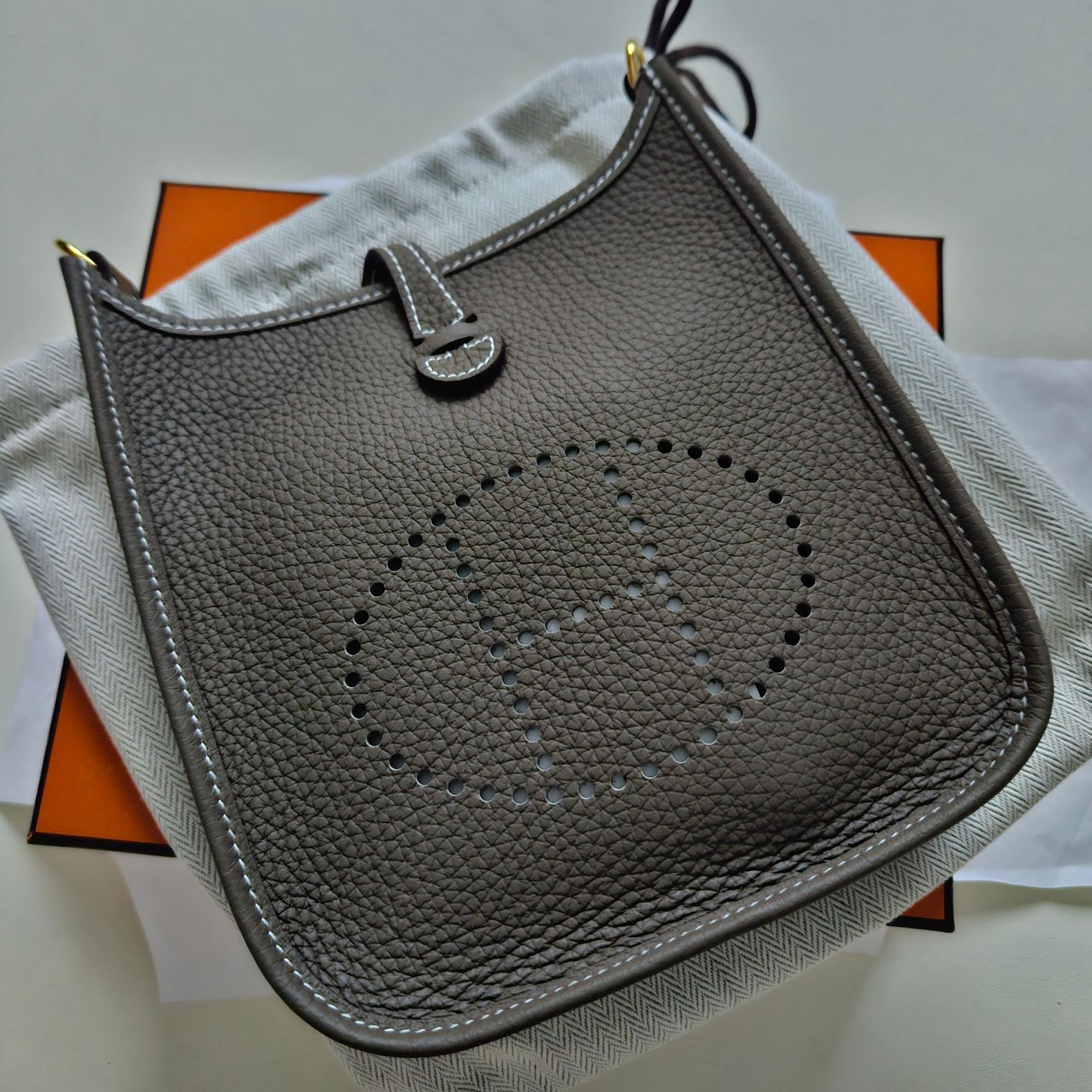 Hermes Evelyne 16 Amazone Bag Clemence & Gold Etoupe Bleu Indigo 착용 스타일