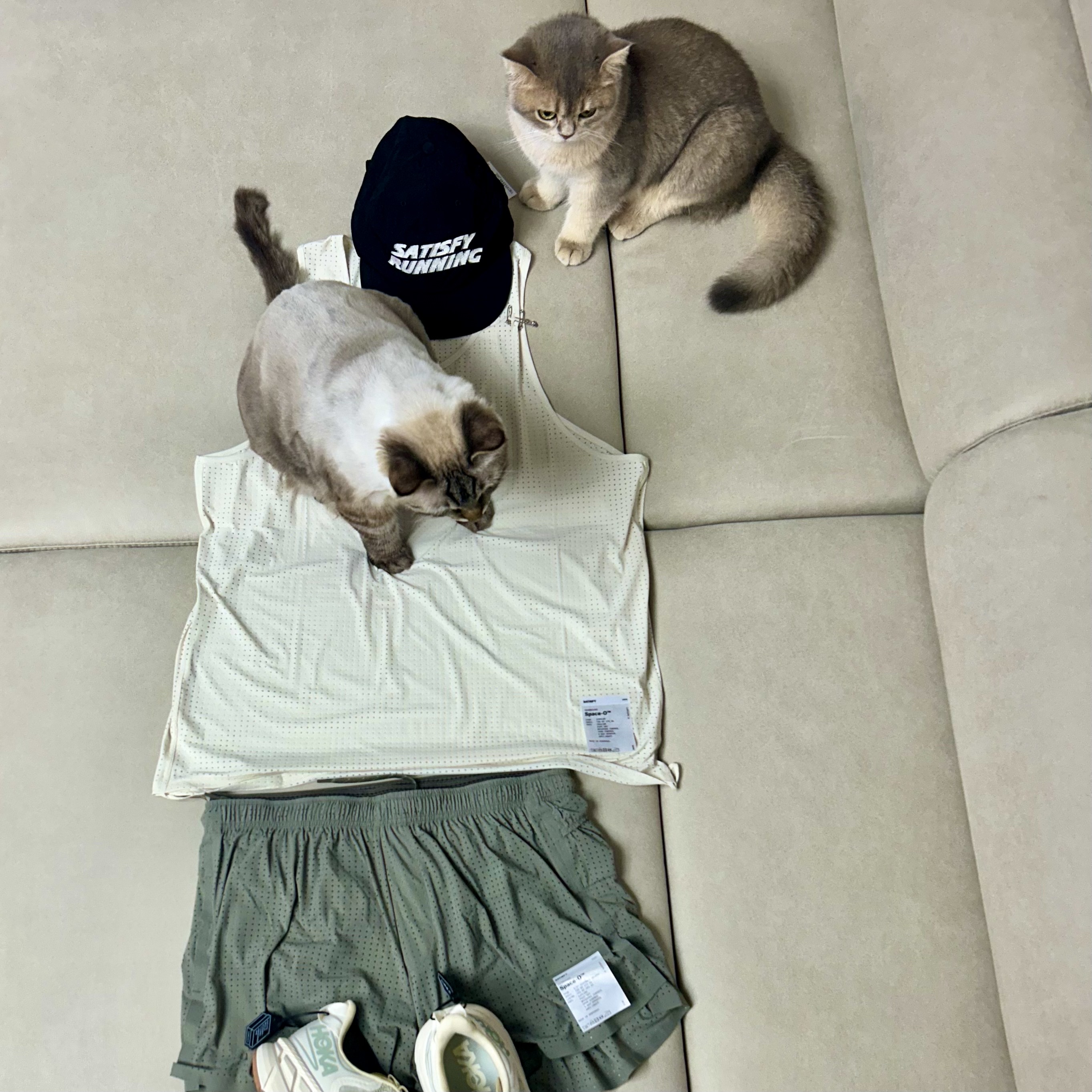 Hoka x Satisfy Clifton LS Celadon Tint Whisper White, Satisfy Flitesilk Running Cap Black 착용 스타일 - 3