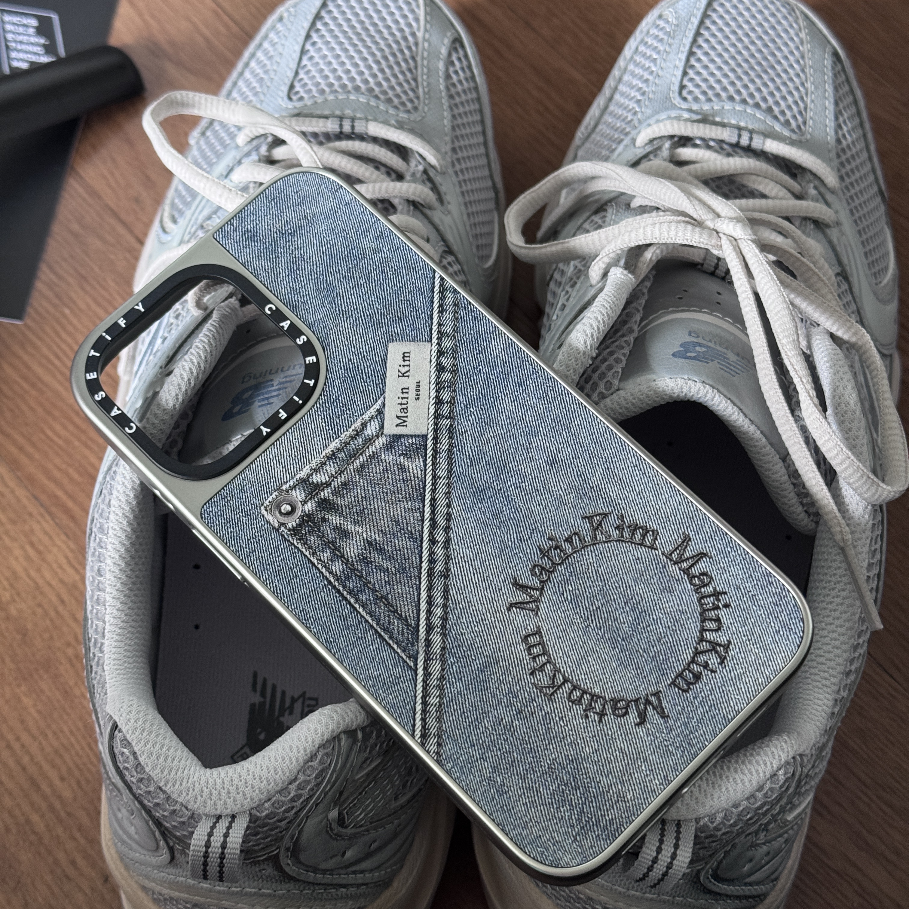 New Balance 530 Vintage Metallic Silver, Casetify x Matin Kim iPhone Denim Pocket Magsafe Mirror Case Silver 착용 스타일 - 2