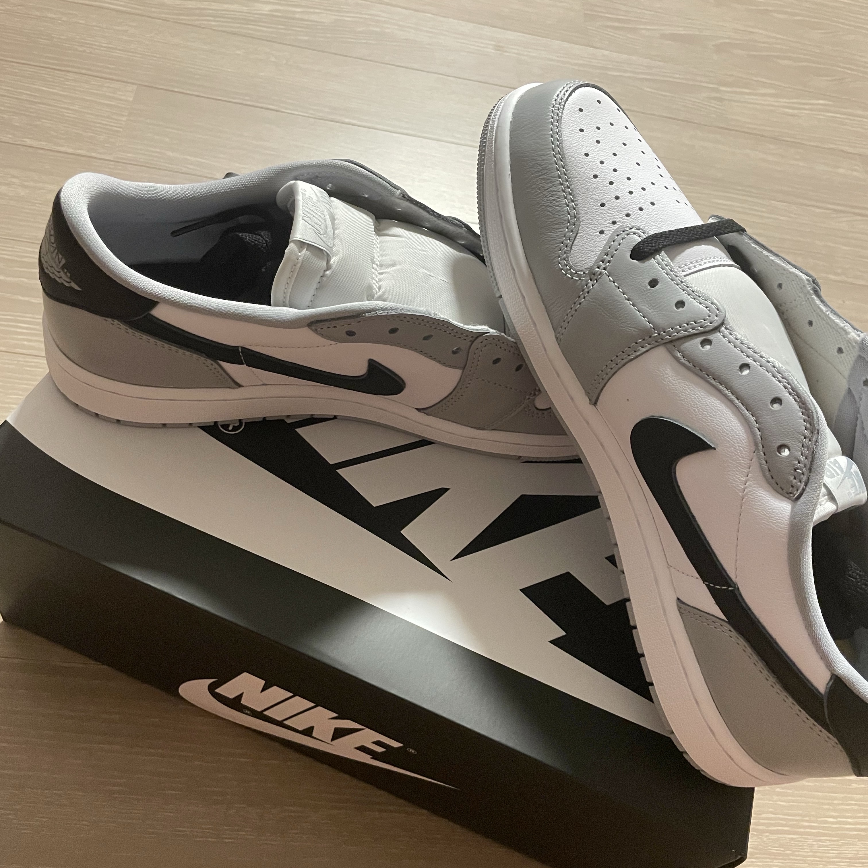 Jordan 1 Retro Low OG Wolf Grey and White 착용 스타일 - 3