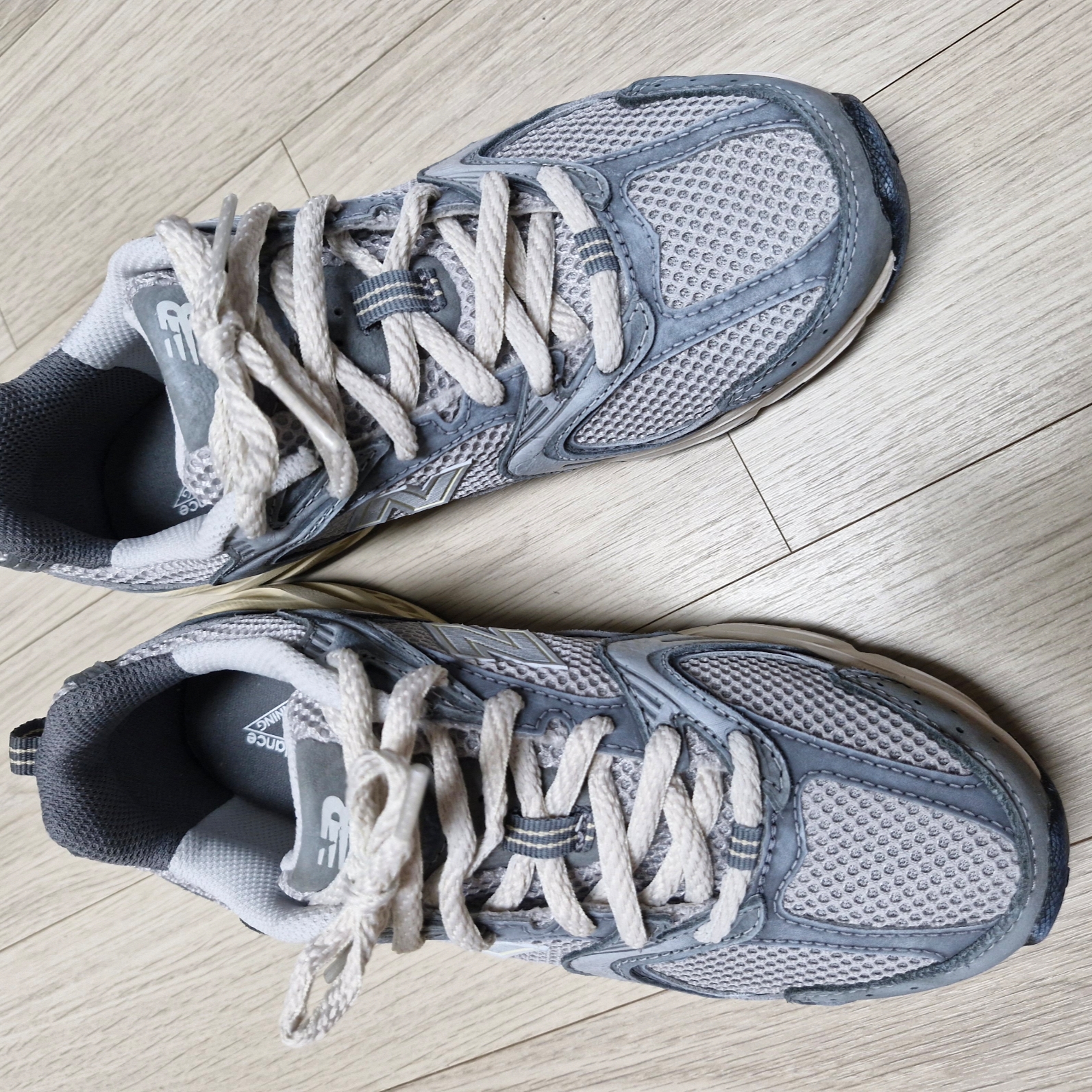 New Balance 530 Premium Vintage Grey Matter 착용 스타일