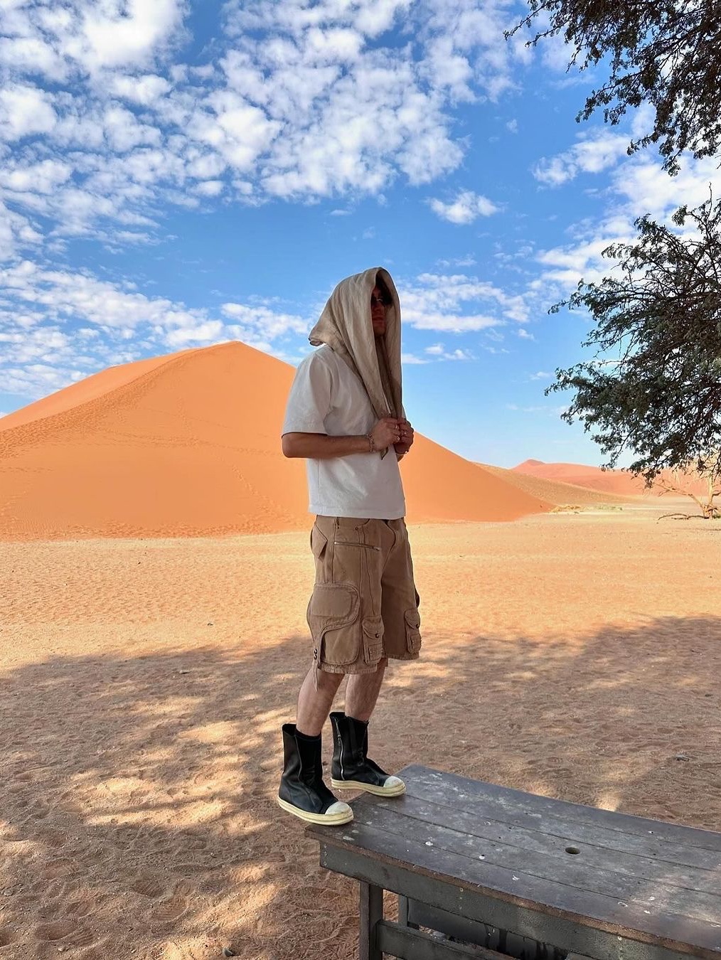 Thevinylhouse Western Cargo Shorts Beige, Thevinylhouse Western Cargo Shorts Black 착용 스타일 - 3