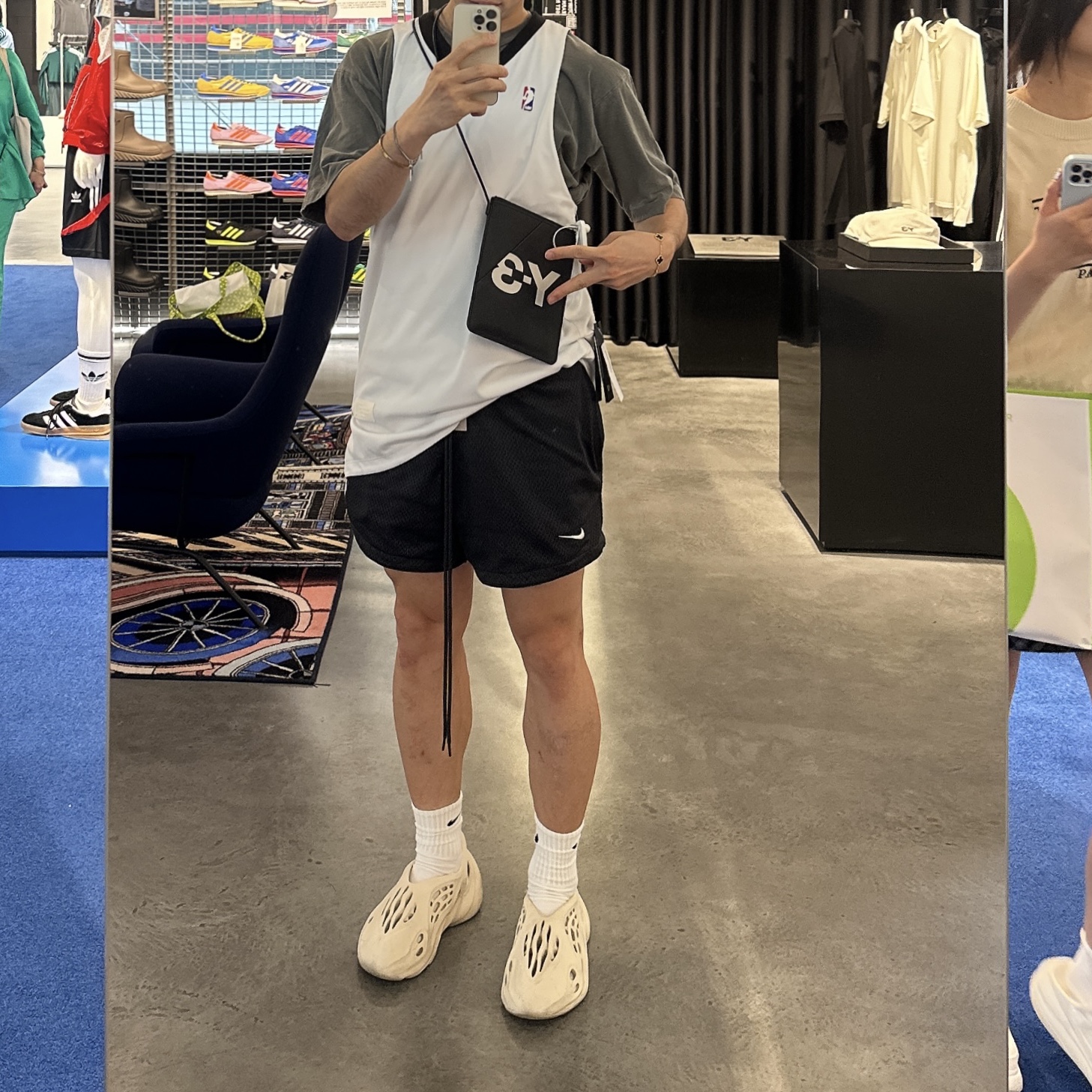 Adidas Yeezy Foam RNNR Sand, Nike x Fear of God Basketball Shorts Off Noir 착용 스타일