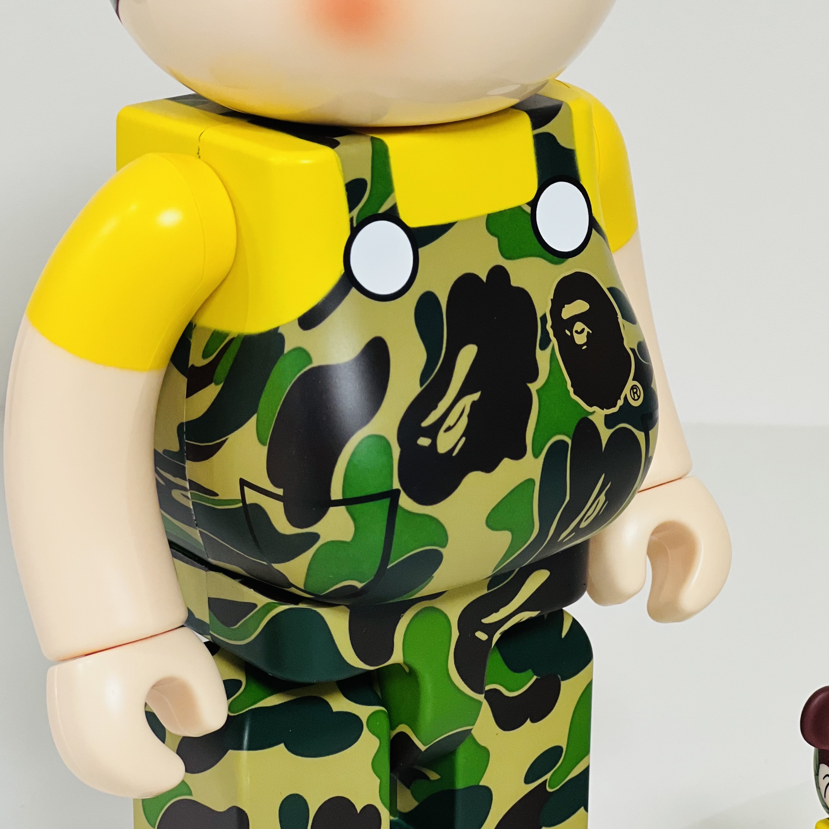 Bearbrick x BAPE Fujiya Milky Peko-chan Camo Green 100% & 400% Set 착용 스타일 - 2