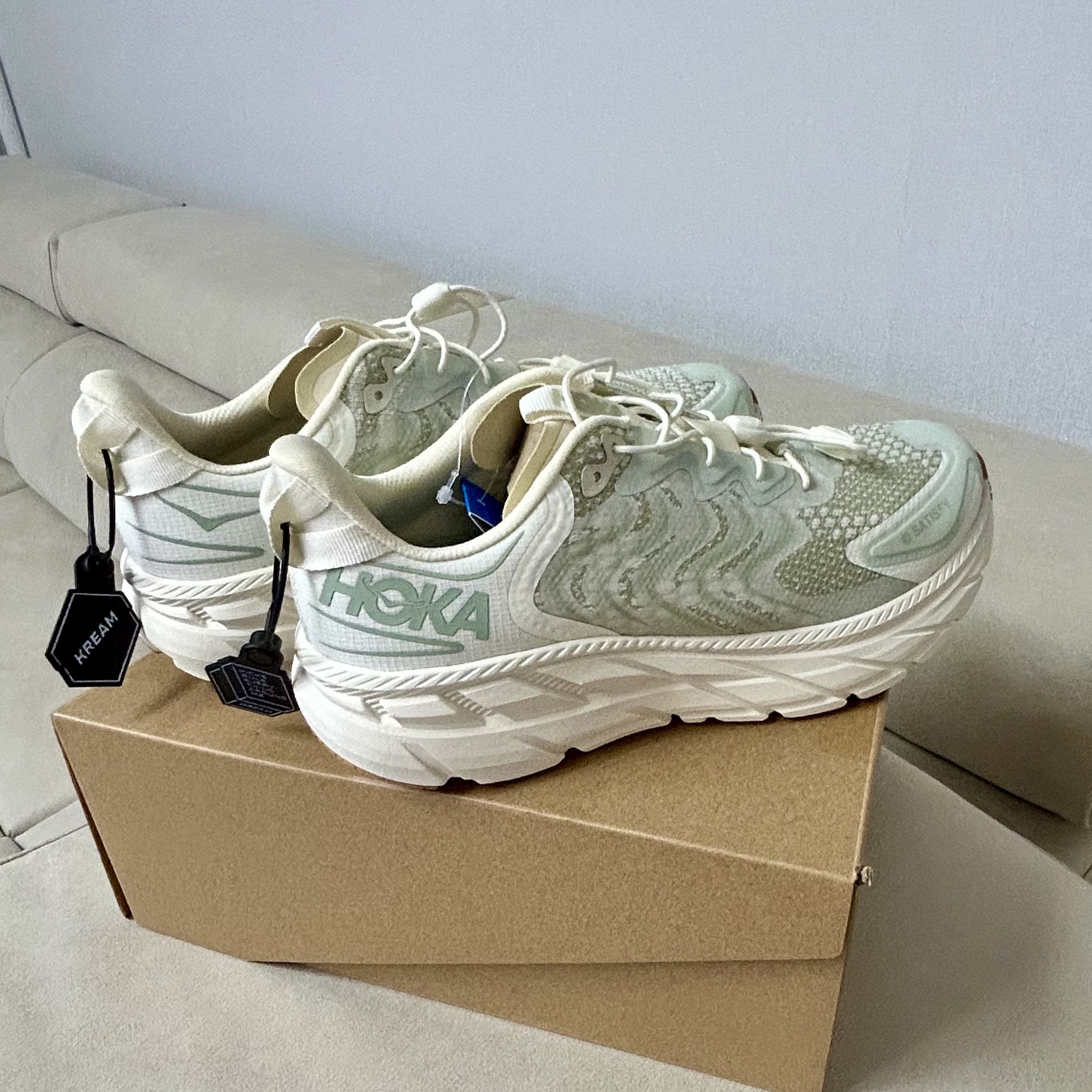 Hoka x Satisfy Clifton LS Celadon Tint Whisper White, Satisfy Flitesilk Running Cap Black 착용 스타일 - 2