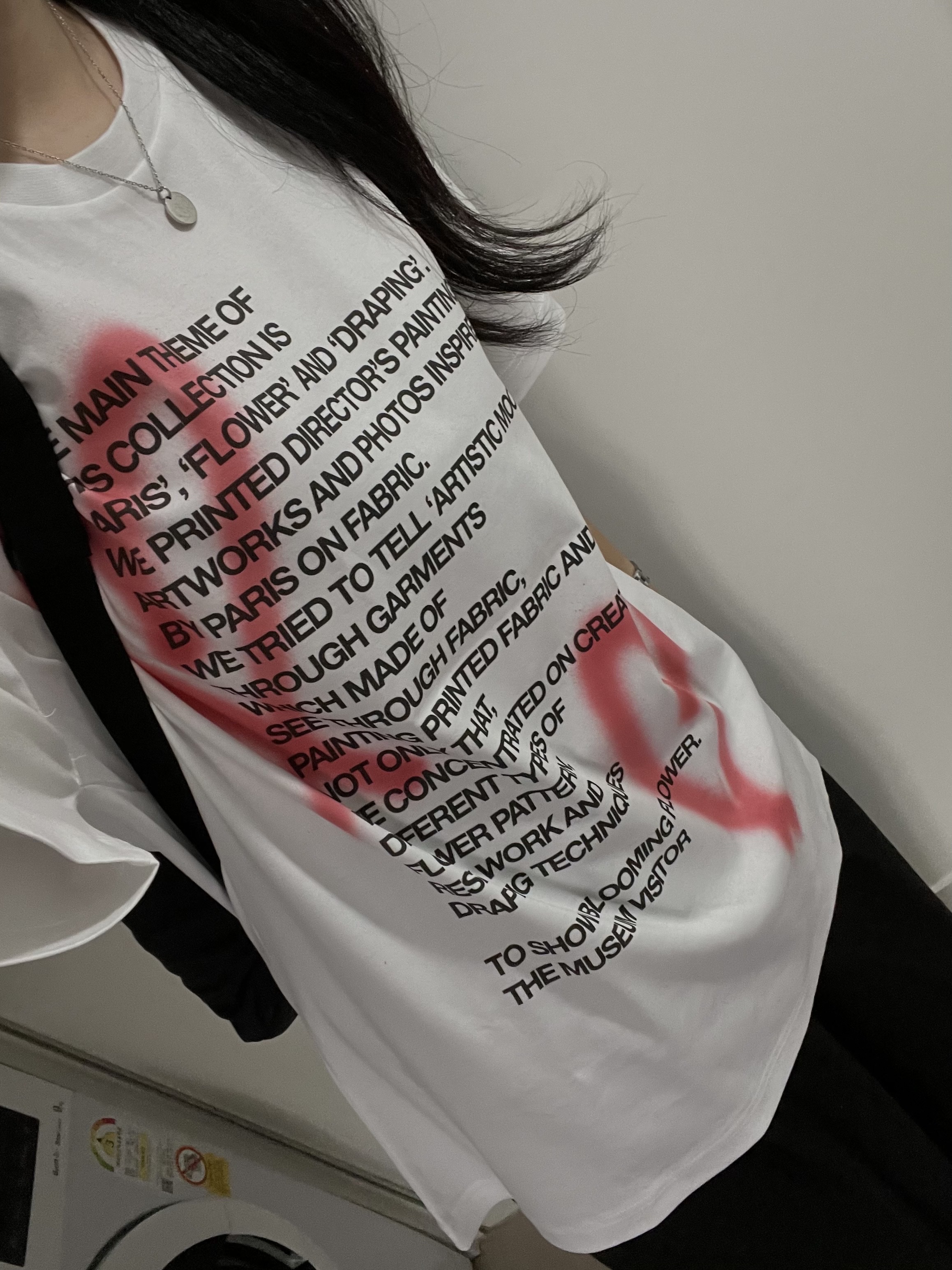 The Museum Visitor Heart Sprayed T-Shirt White, Oofos OOriginal Black 착용 스타일 - 1