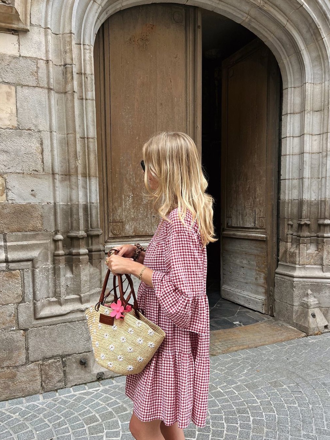 Helen Kaminski Small Pinimil Bridle Raffia Tote Bag Natural Tan, Isabel Marant Cadix Raffia and Leather Mini Basket Bag Natural Cognac - 24SS 착용 스타일 - 3