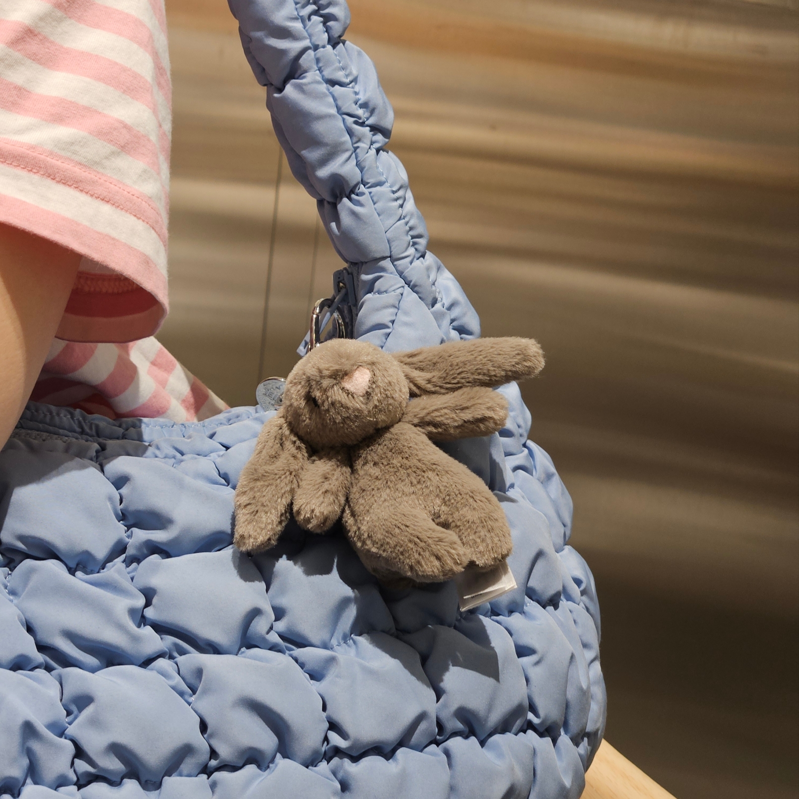 Jellycat Bashful Bunny Truffle Bag Charm Brown, COS Quilted Mini Bag Light Blue 착용 스타일