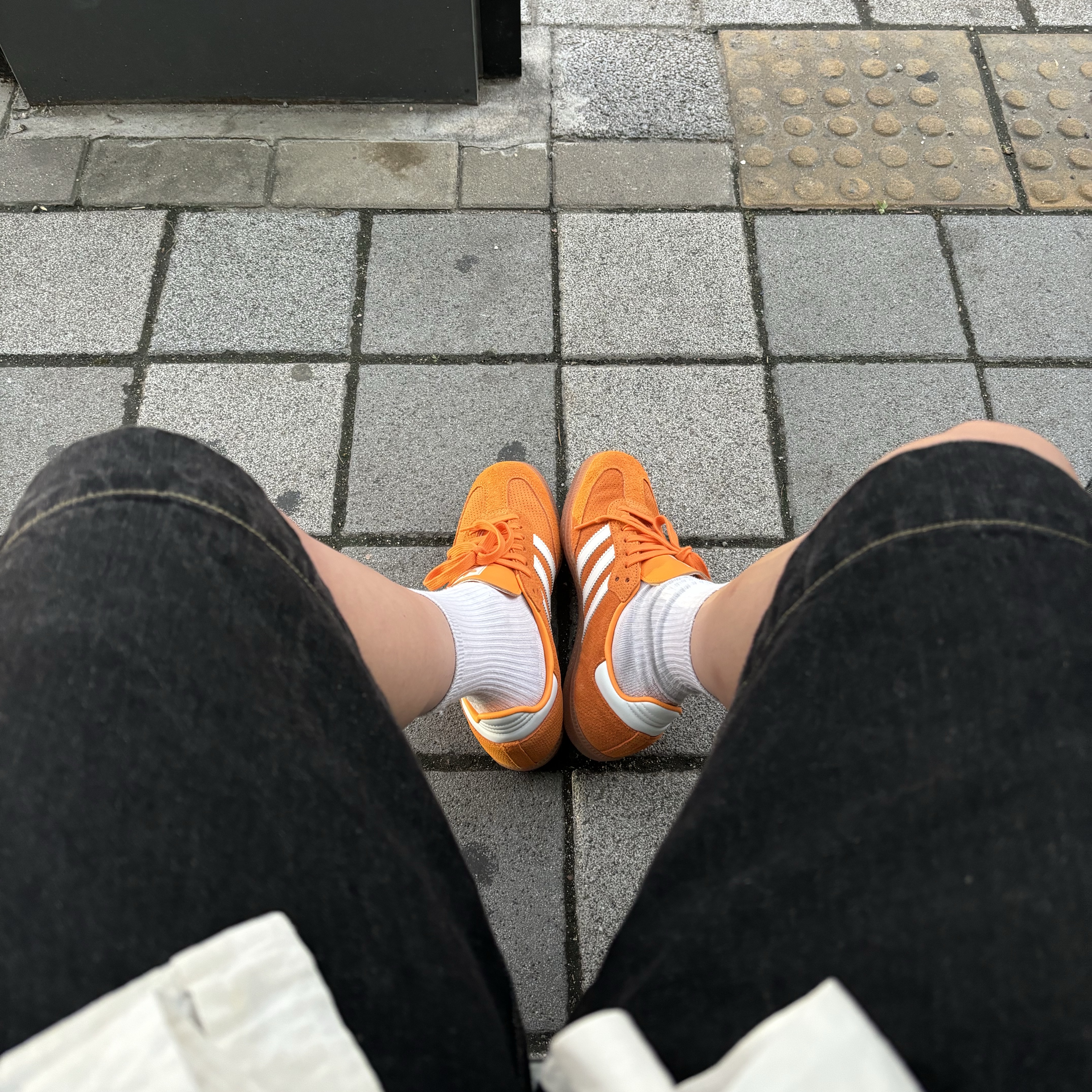Adidas Samba OG Orange Rush 착용 스타일