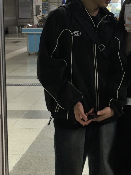 Diesel J-Hives Windbreaker with Contrast Piping Black 착용 스타일 - 5