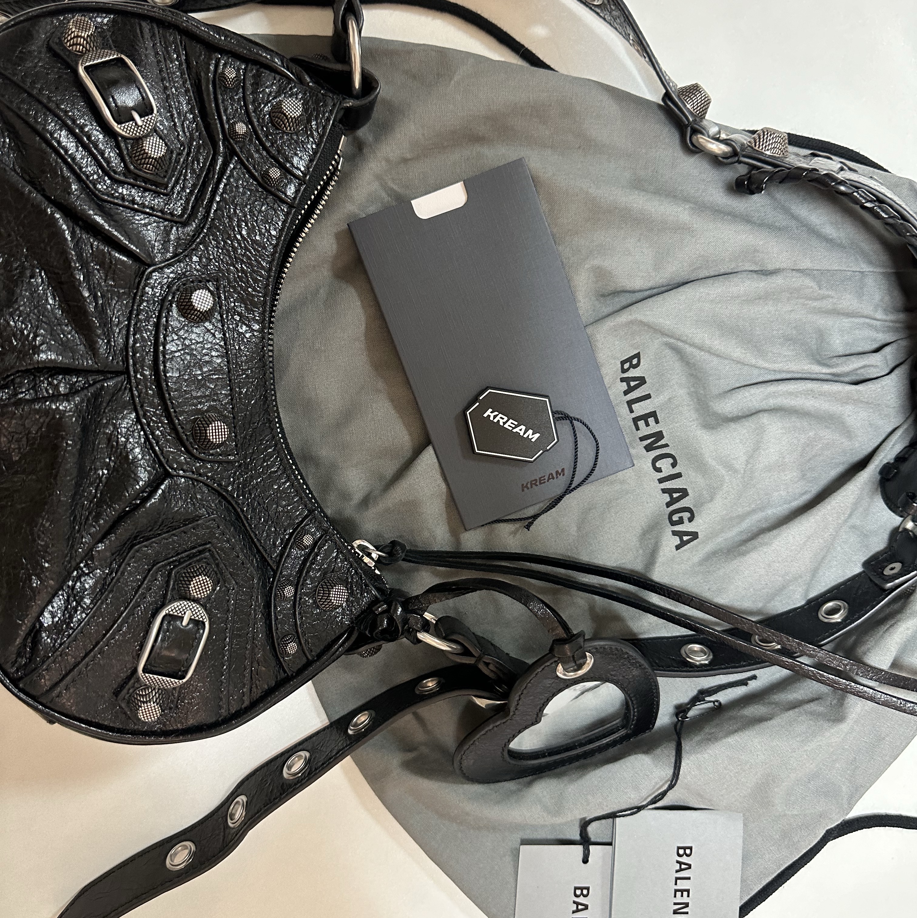 Balenciaga Arena Lambskin Le Cagole XS Shoulder Bag Black 착용 스타일